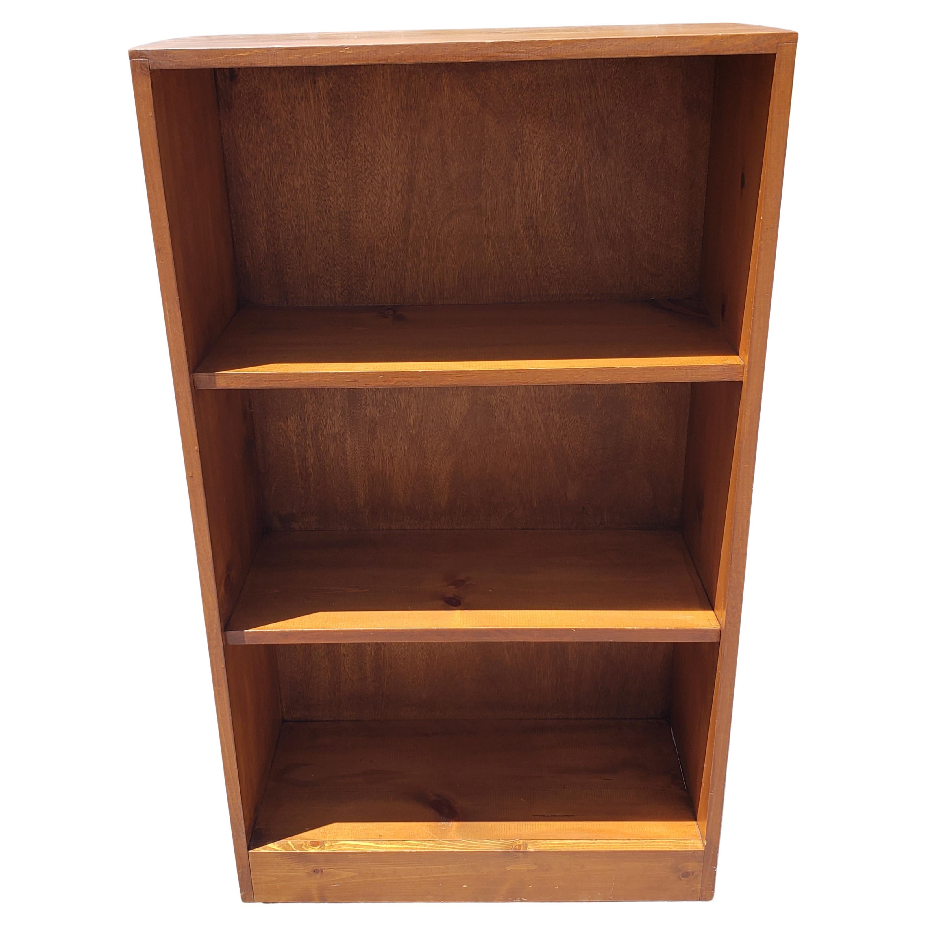 An elegant Mid-Century Classical American solid Pine Bookcase in great vintage condition. Measures 25
