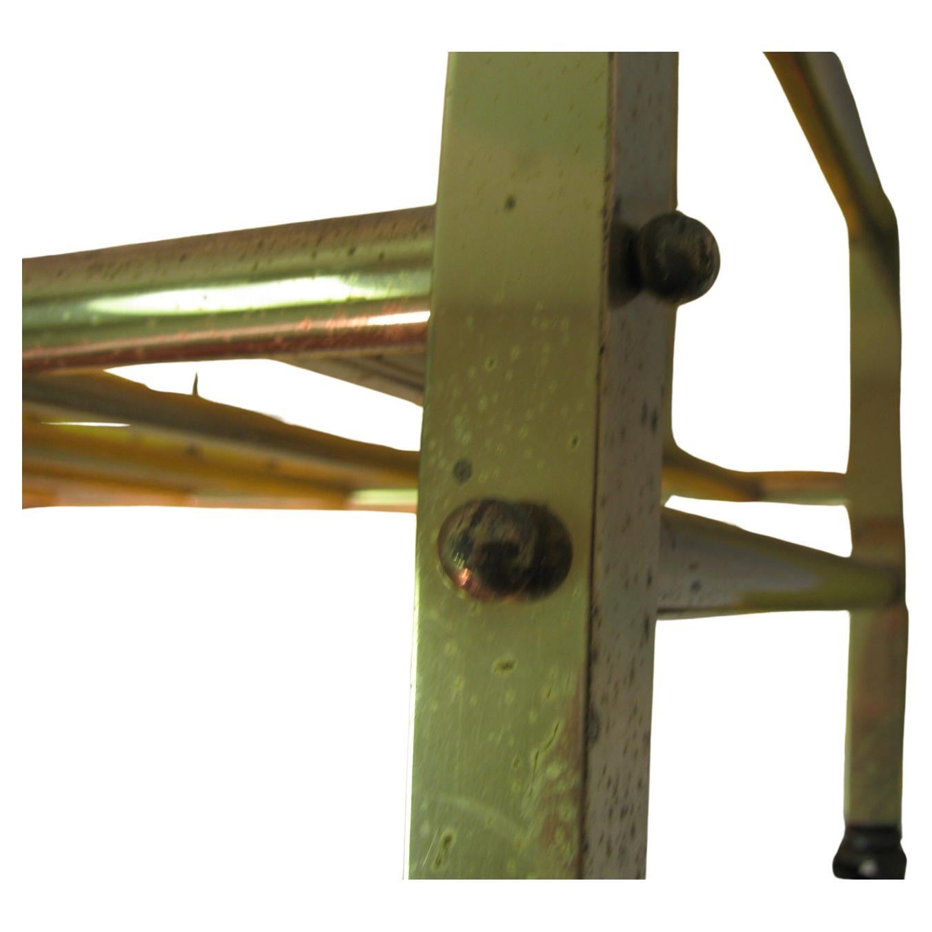 Modèle classique de cage ouverte en laiton, composée de tubes carrés et ronds en laiton. Dans l'état d'origine. Se pose sur des roues pivotantes. Cet article peut être expédié par colis.