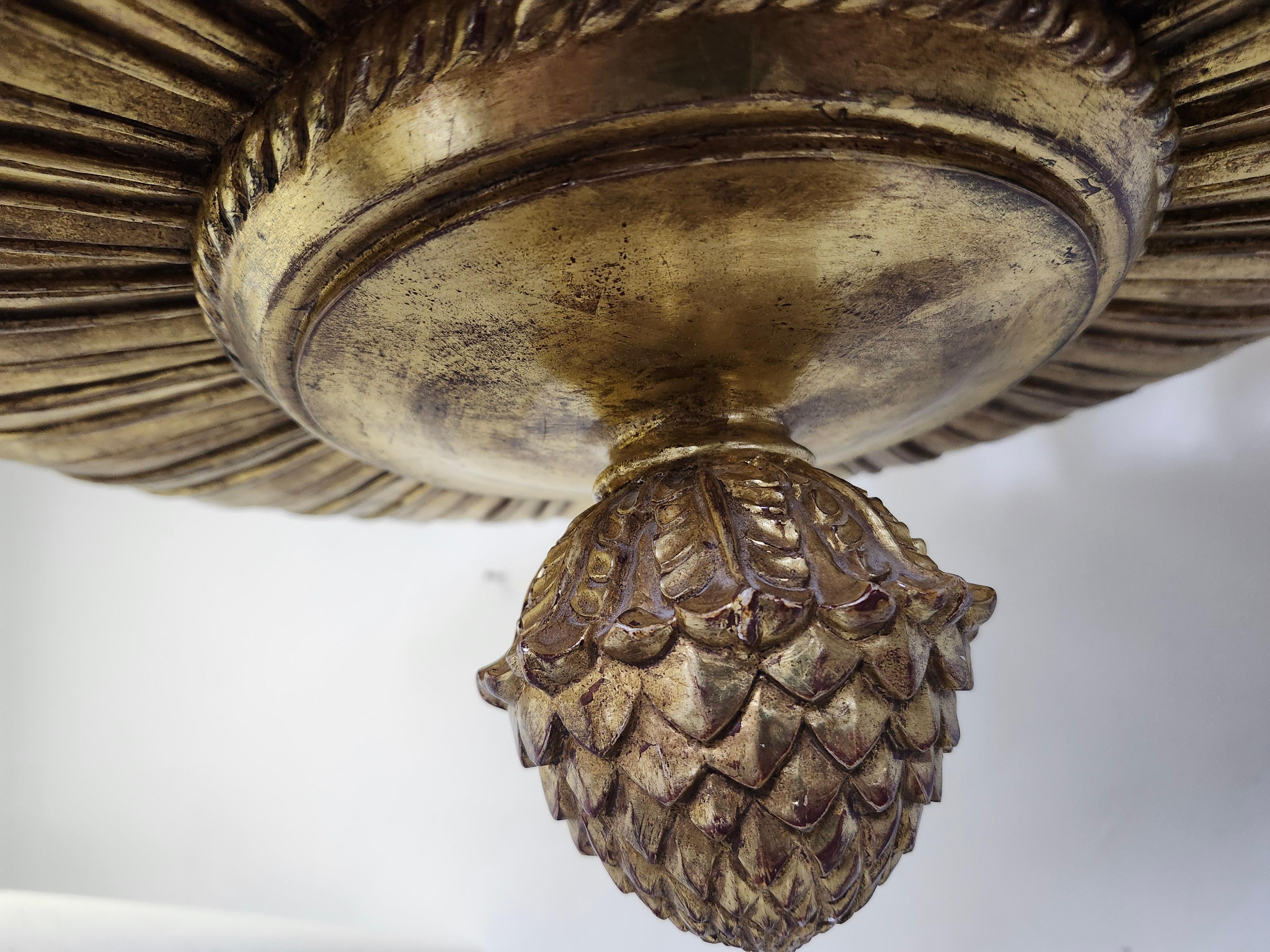 Lampadario a sospensione in legno d'orato italiano intagliato di metà secolo, con foglie d'acanto ricurve in vendita 3