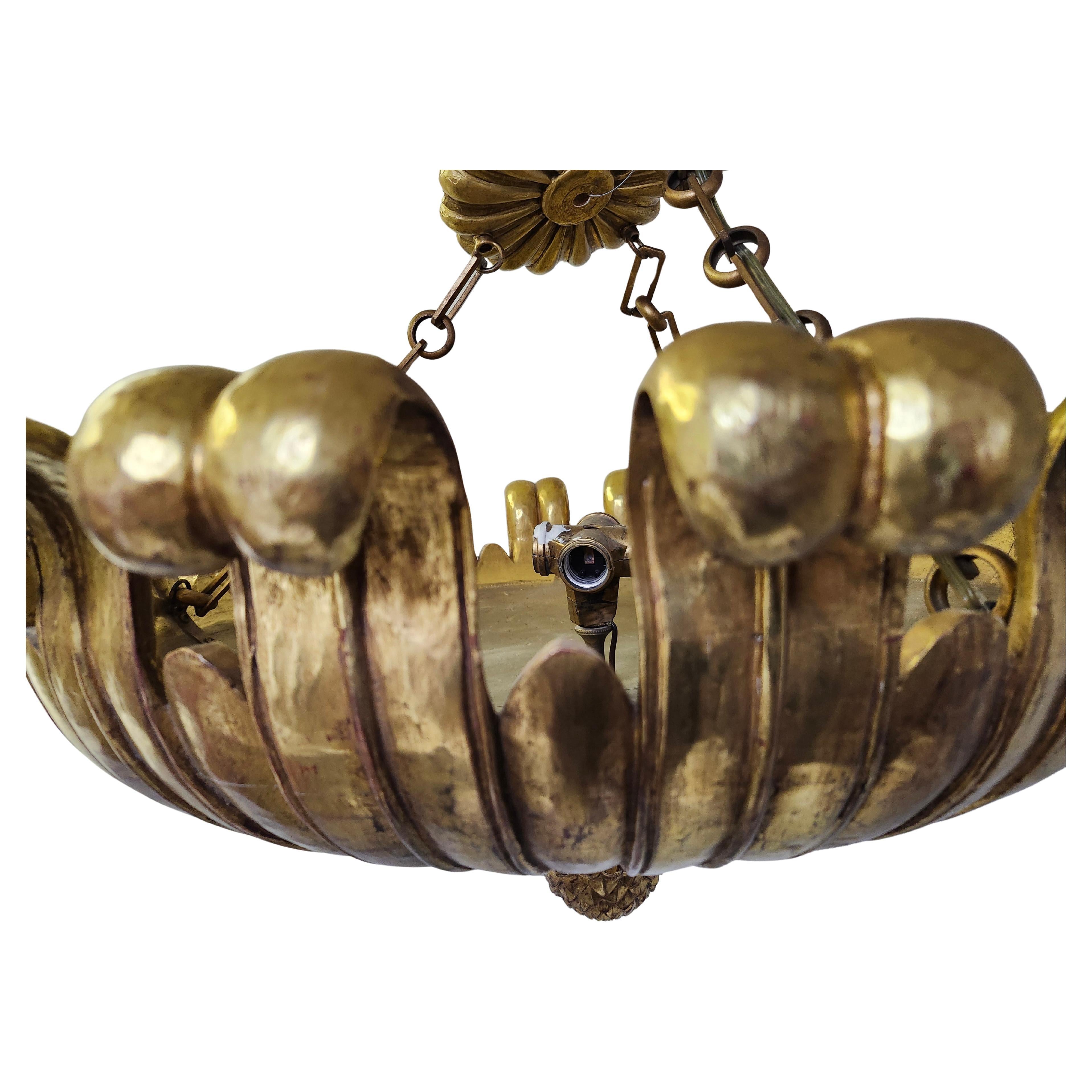 Assolutamente il miglior lampadario a foglie di Acantus intagliato a mano proveniente dall'Italia, Condit 65, con curve spettacolari completamente intatte e in condizioni sorprendenti. Finali di ananas intagliati sul lato inferiore. Il legno dorato