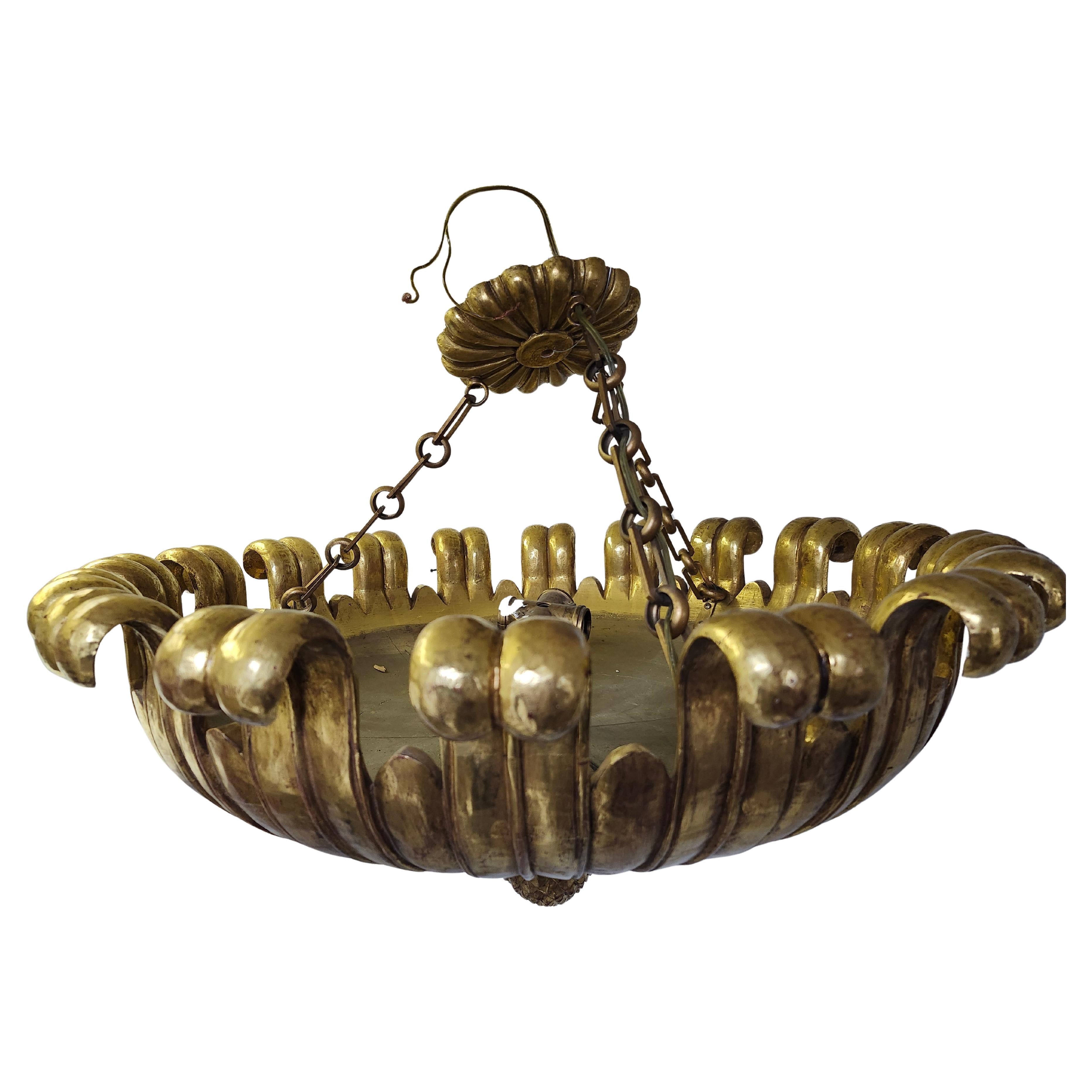 Hollywood Regency Lampadario a sospensione in legno d'orato italiano intagliato di metà secolo, con foglie d'acanto ricurve in vendita