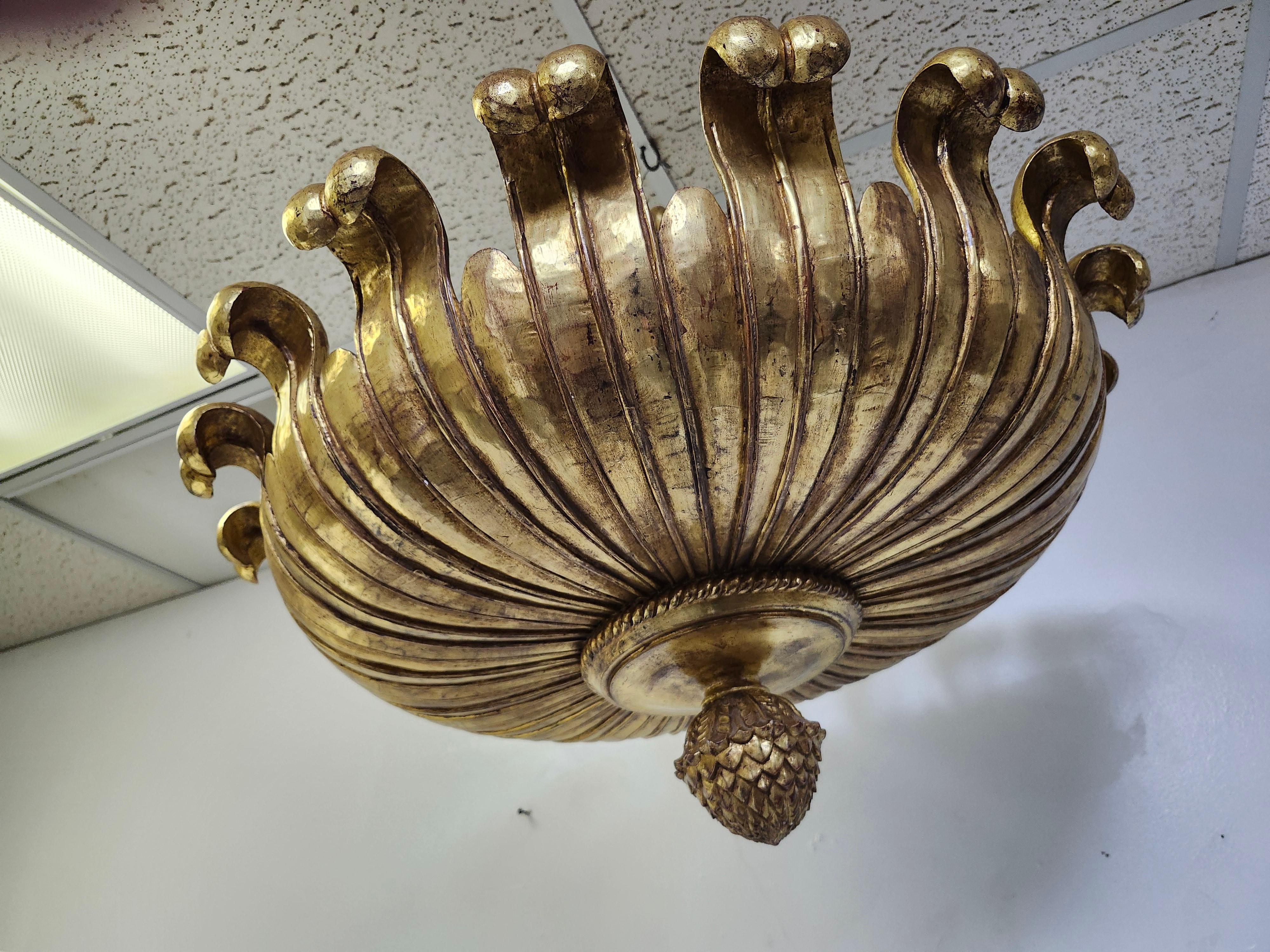 Intagliato a mano Lampadario a sospensione in legno d'orato italiano intagliato di metà secolo, con foglie d'acanto ricurve in vendita