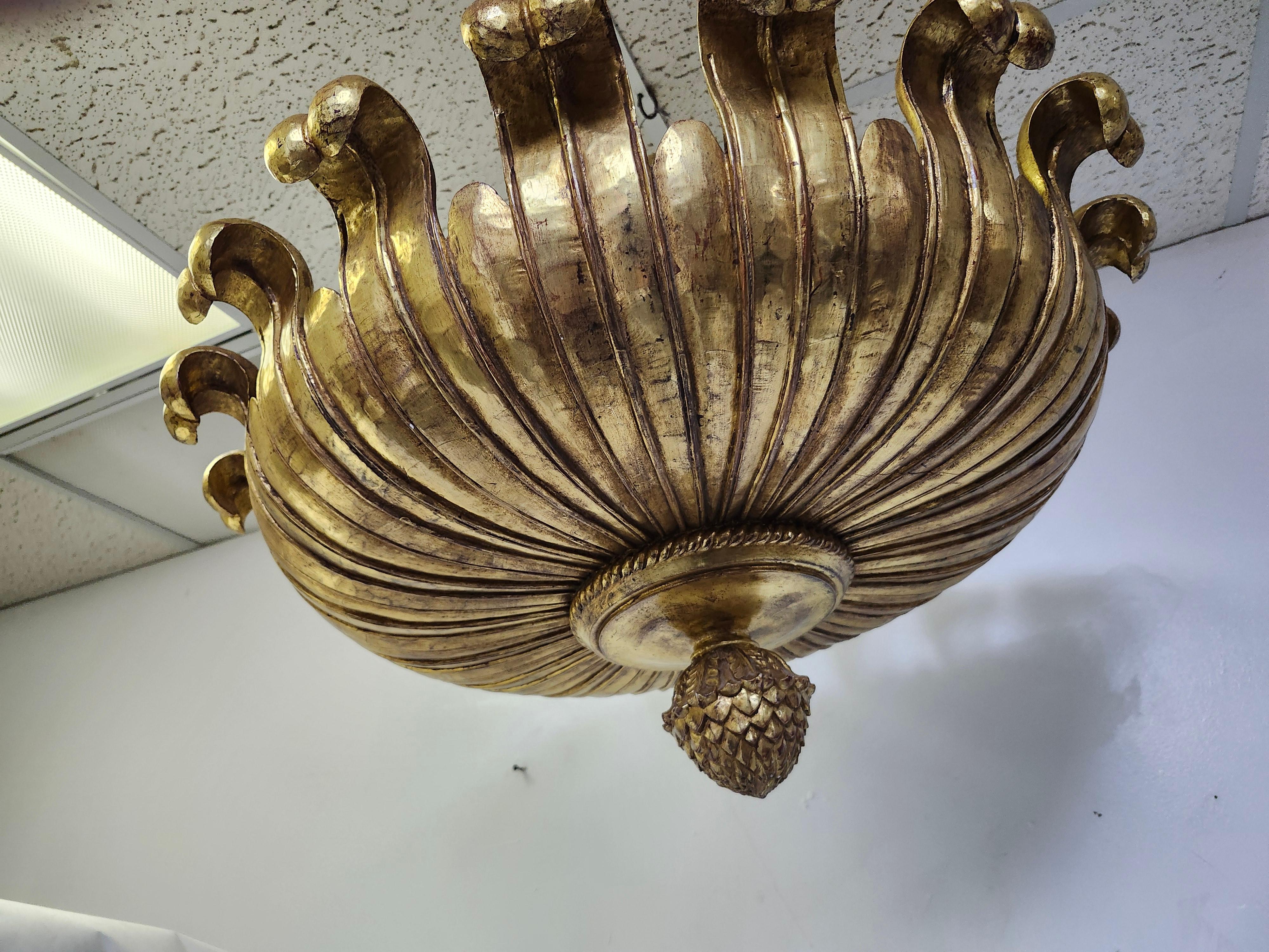 Metà XX secolo Lampadario a sospensione in legno d'orato italiano intagliato di metà secolo, con foglie d'acanto ricurve in vendita