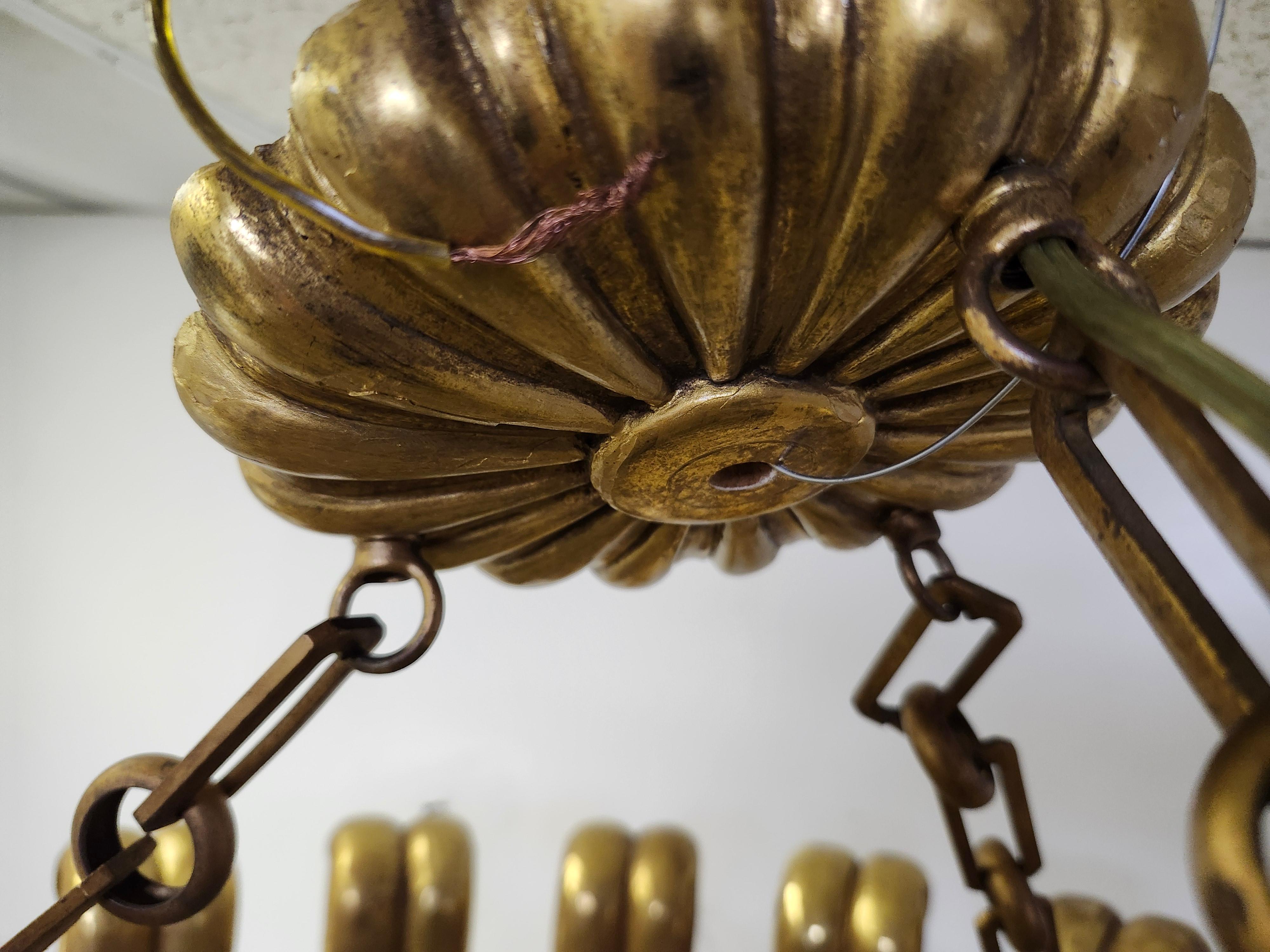Ottone Lampadario a sospensione in legno d'orato italiano intagliato di metà secolo, con foglie d'acanto ricurve in vendita