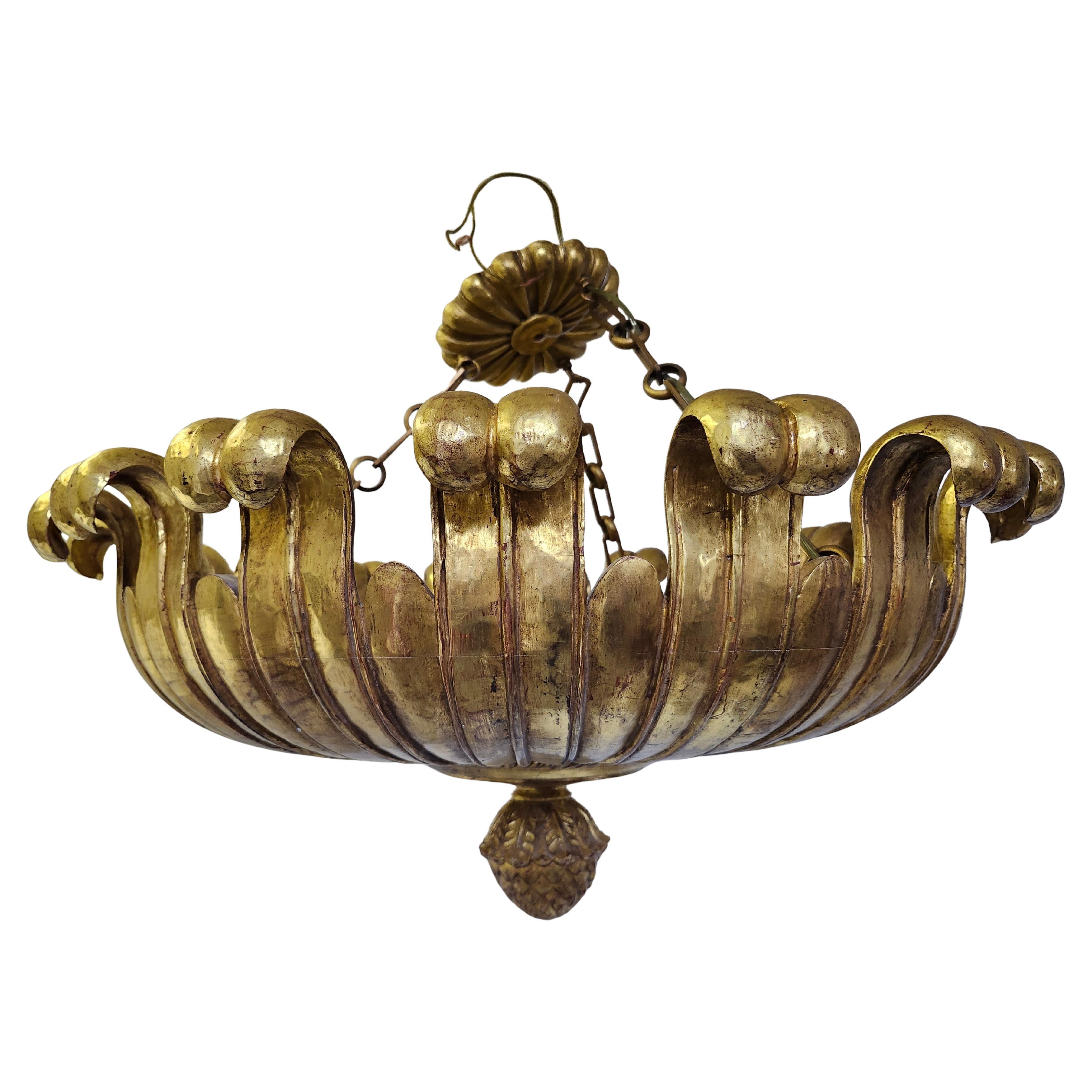 Lustre pendentif à feuilles d'Acanthus en bois doré italien sculpté du milieu du siècle dernier