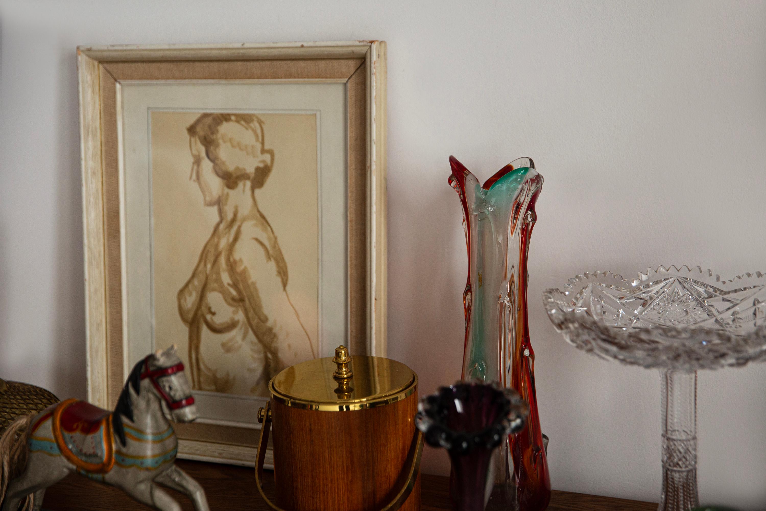 Cette œuvre d'art représente une étude classique et élégante d'une figure féminine rendue dans des lavis aux tons chauds et sépia. Le dessin semble très ancien, probablement réalisé à l'encre ou à l'aquarelle diluée, ce qui lui confère un caractère