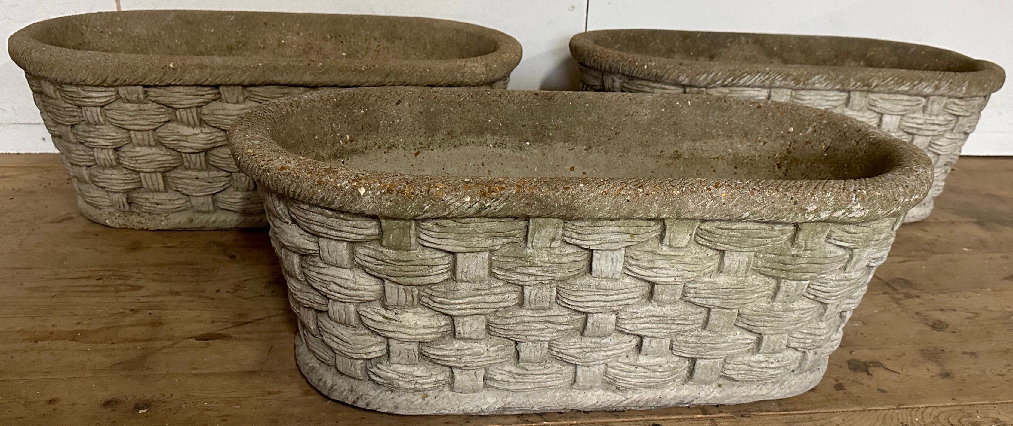 Mid-Century Classical Styled Cast Stone Basket Weave Pflanzgefäße -- 3 verfügbar im Zustand „Gut“ im Angebot in Sheffield, MA