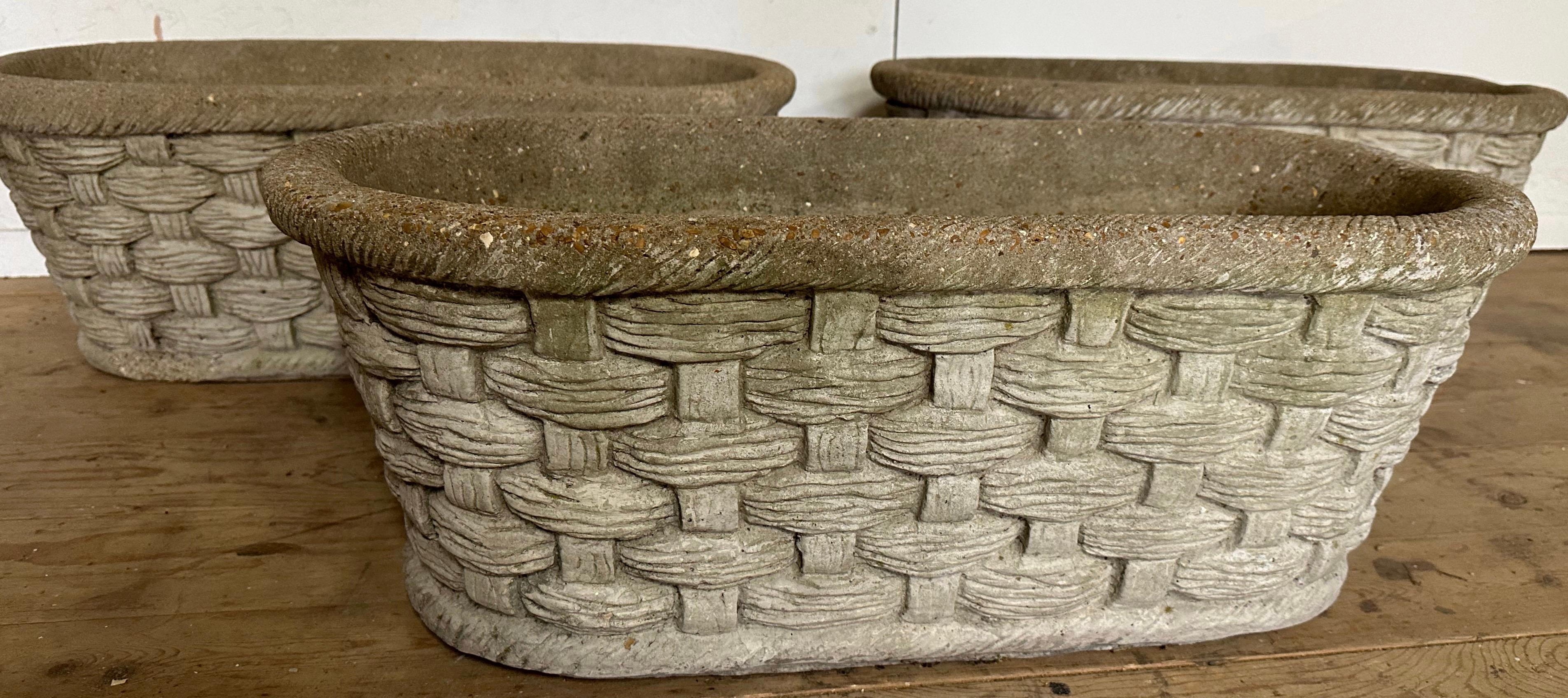 Mid-Century Classical Styled Cast Stone Basket Weave Pflanzgefäße -- 3 verfügbar (Mitte des 20. Jahrhunderts) im Angebot