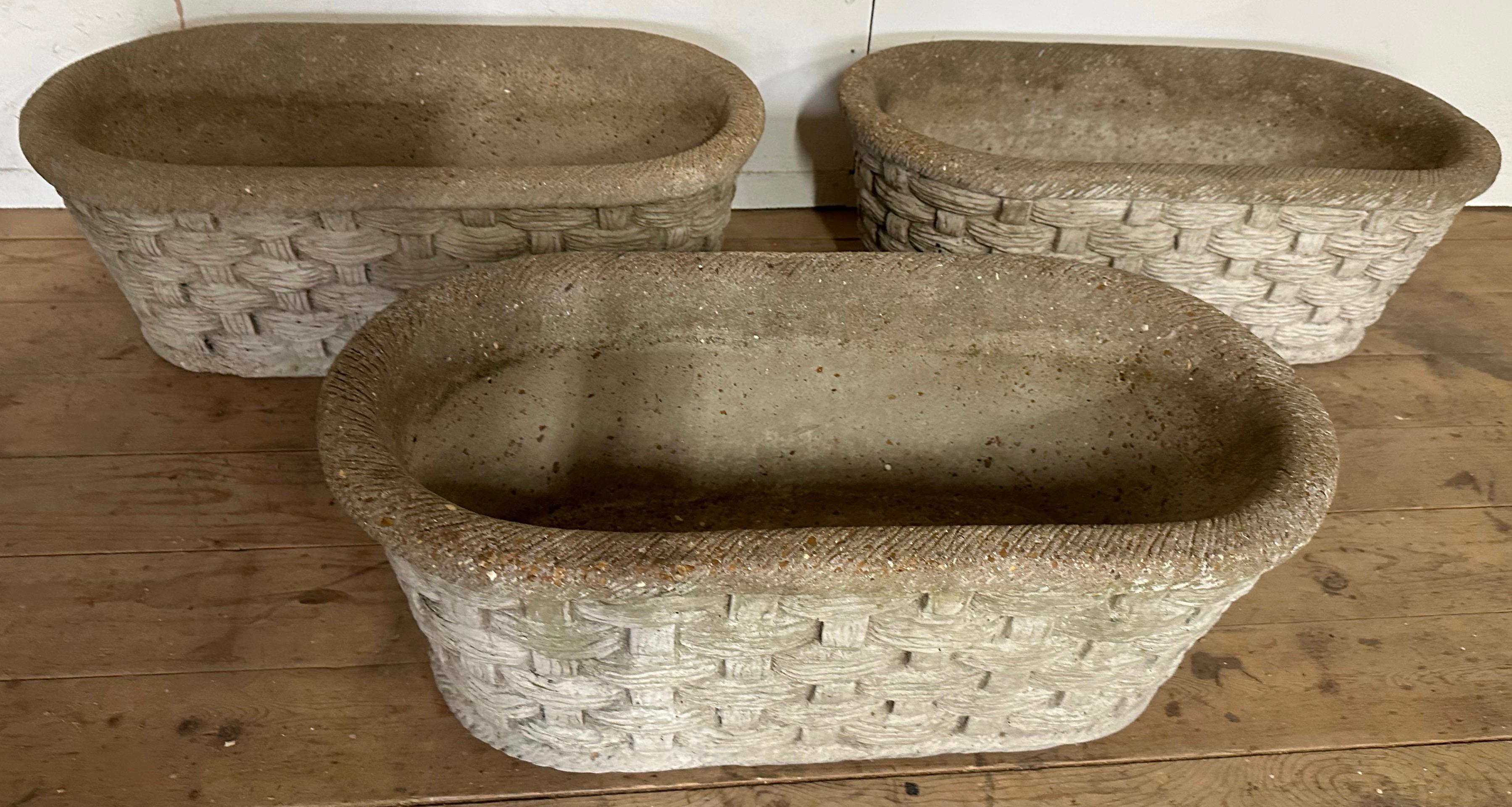Mid-Century Classical Styled Cast Stone Basket Weave Pflanzgefäße -- 3 verfügbar (Kunststein) im Angebot