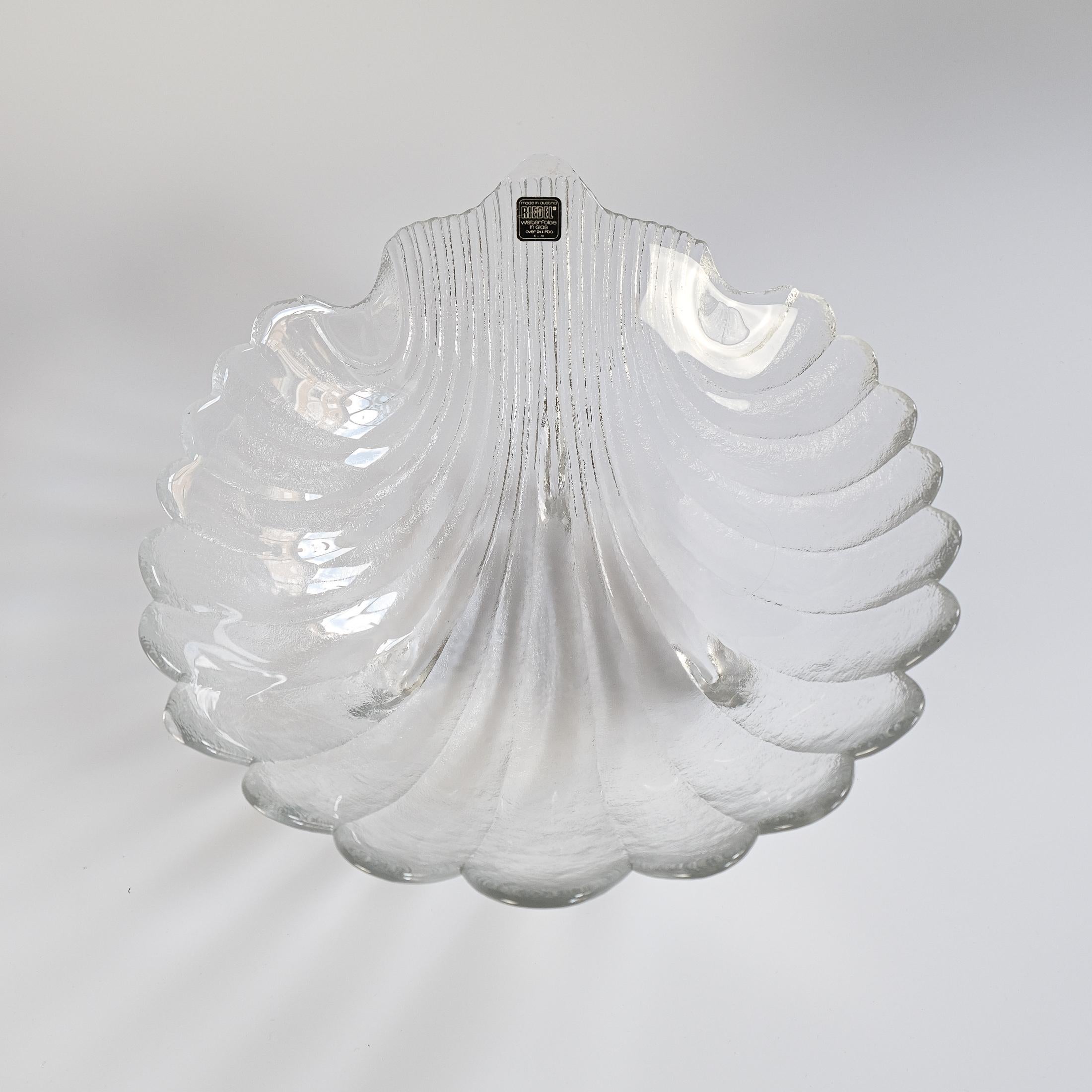 Magnifique coupe à fruits ou à salade en cristal de glace de Josef Riedel, datant de la fin des années 1970 ou du début des années 1980, produite par la célèbre verrerie de la famille Riedel en Autriche. 

Cette grande pièce sculpturale en cristal