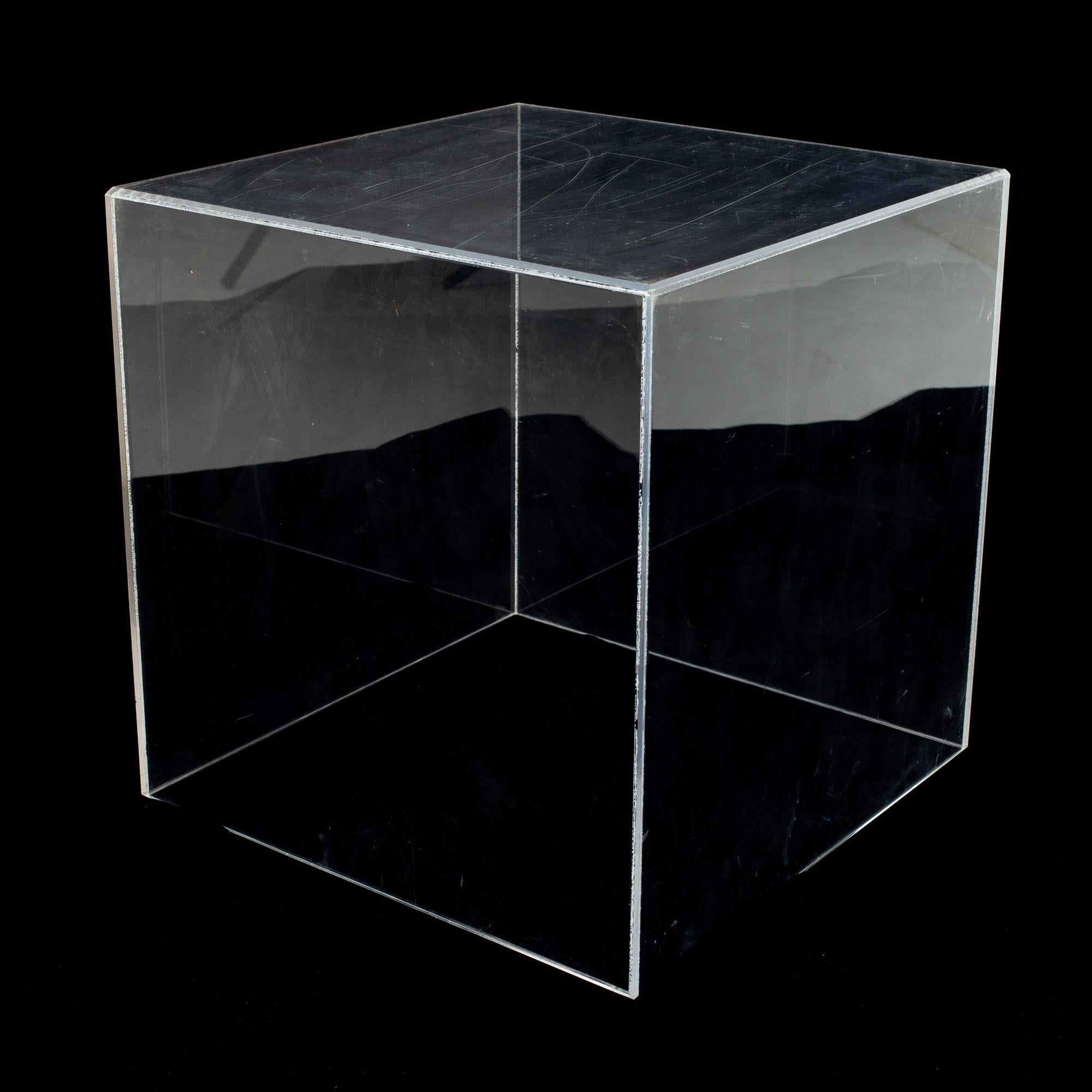 Mid-Century Modern Table d'appoint cubique en acrylique transparente du milieu du siècle dernier en vente