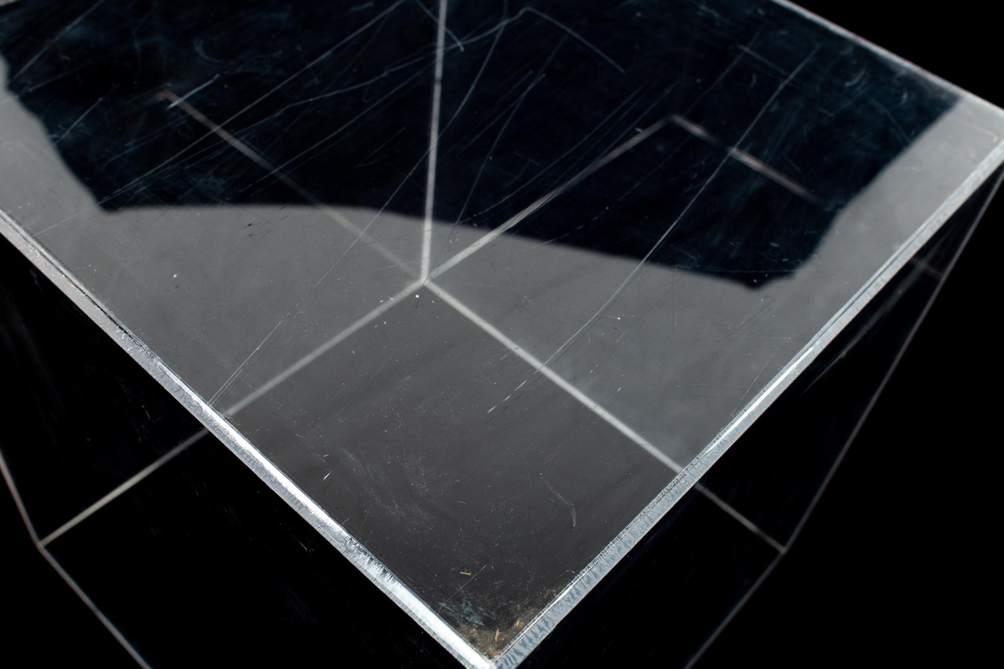Américain Table d'appoint cubique en acrylique transparente du milieu du siècle dernier en vente