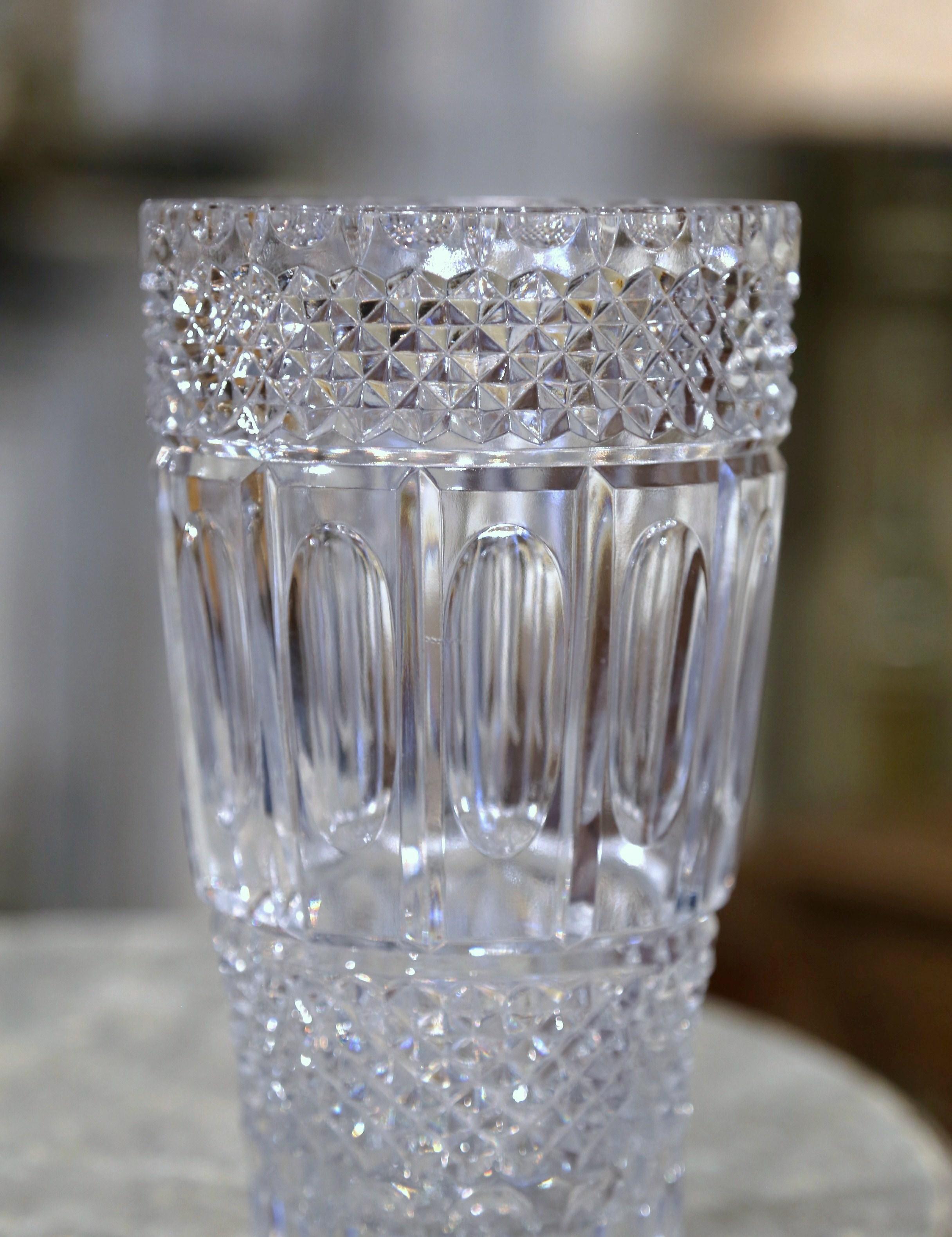 Decora un tavolo da pranzo o un buffet con questo elegante vaso di cristallo. Realizzato in Francia, intorno al 1970, questo grande e lussuoso vaso in vetro tagliato è decorato con motivi geometrici. Il vaso, spesso e pesante, è in ottime