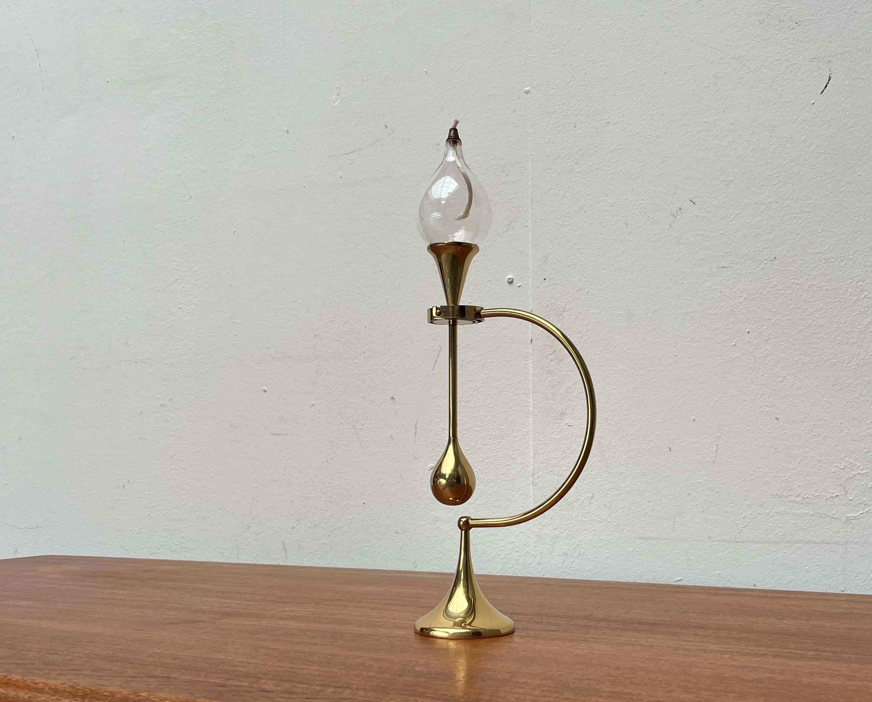 Impressionante lampada a olio girevole di Freddie Andersen. Can può essere utilizzata come lampada a olio o con una candela.