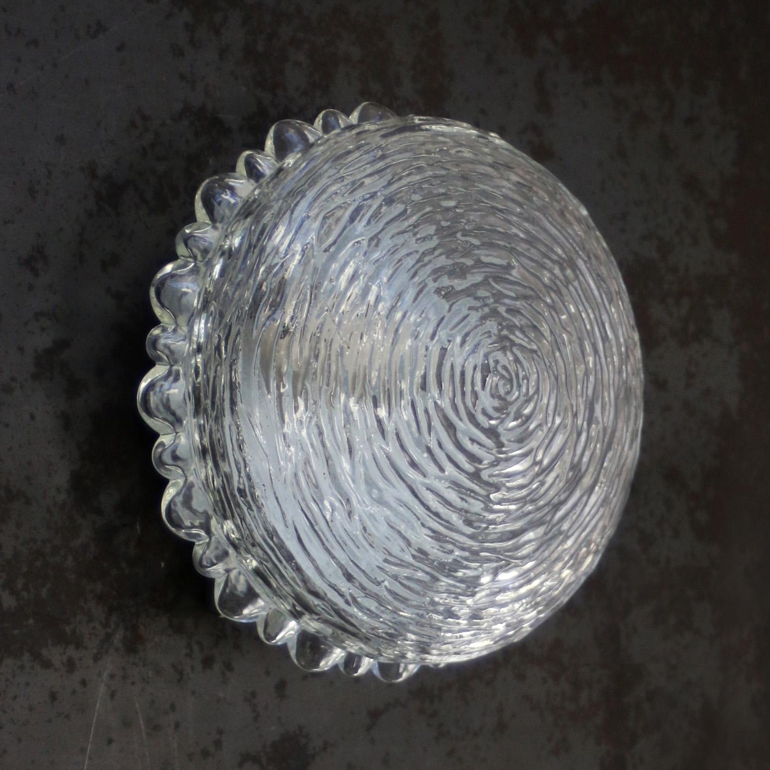 Lampada da parete o da soffitto del Mid-Century.
Disegnato da Helena Tynell per Glashütte Limburg, Germania
Base in metallo con vetro trasparente.

Diametro base 13,5 cm

1960-1970

1x E14

Peso: 1,20 kg / 2,6 lb

Portalampada E14. Prezzo per