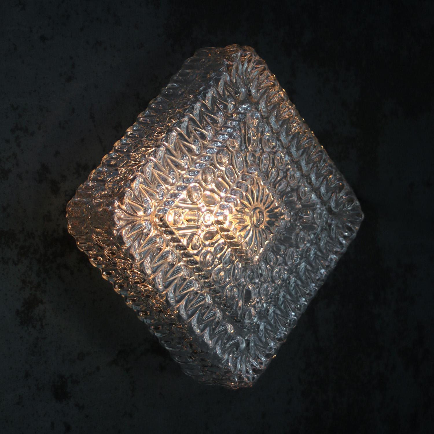 Lampada da parete o da soffitto del Mid-Century.
Base in metallo con vetro trasparente.

1960-1970

Peso: 2,50 kg / 5,5 lb

Prezzo per singolo articolo. Tutte le lampade sono state rese idonee dagli standard internazionali per le lampadine a