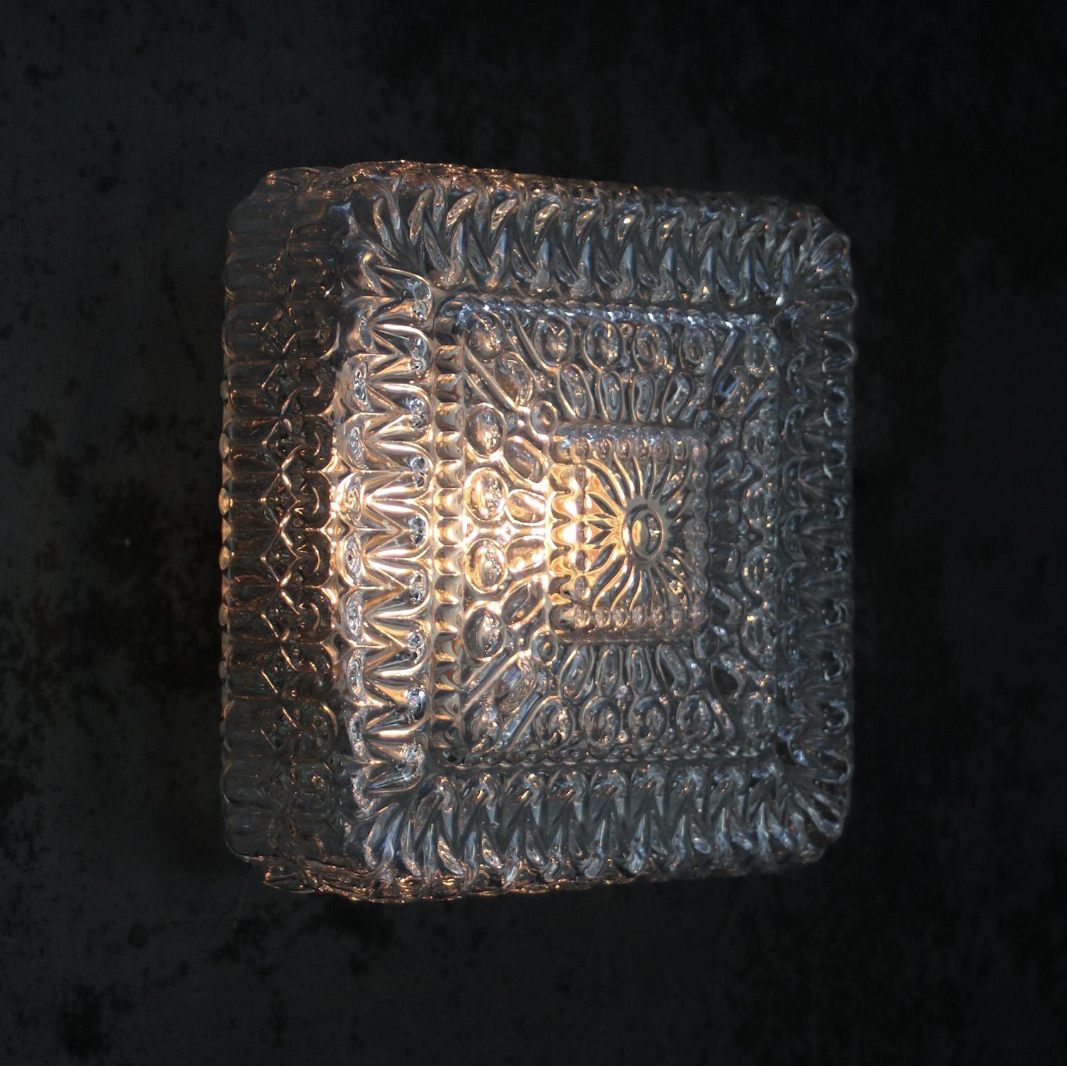 Mid-Century moderno Applique in vetro trasparente del Medioevo in vendita