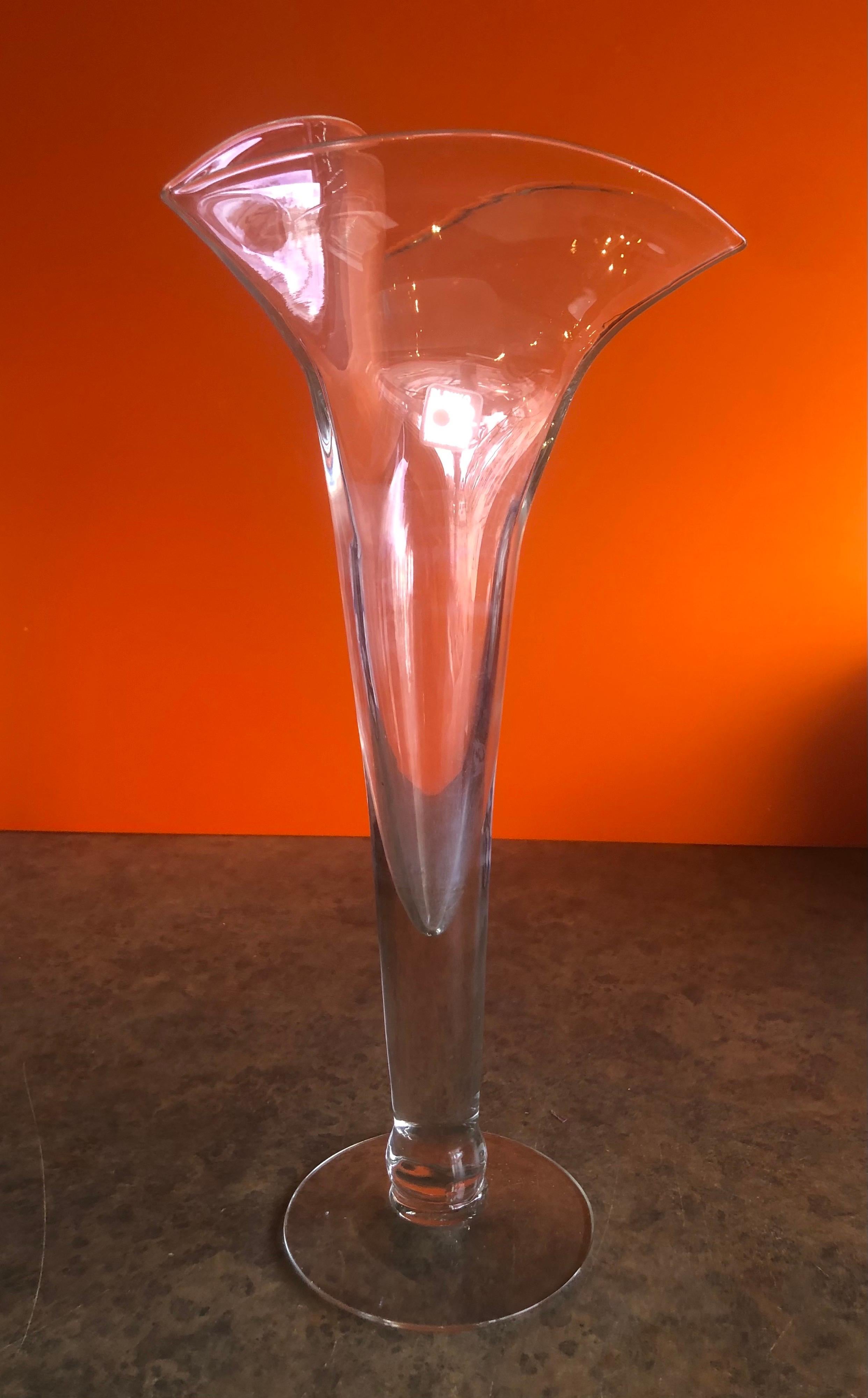 Amusant vase trompette en verre soufflé à la main du milieu du siècle dernier par Blenko, vers les années 1970. Le vase mesure 7