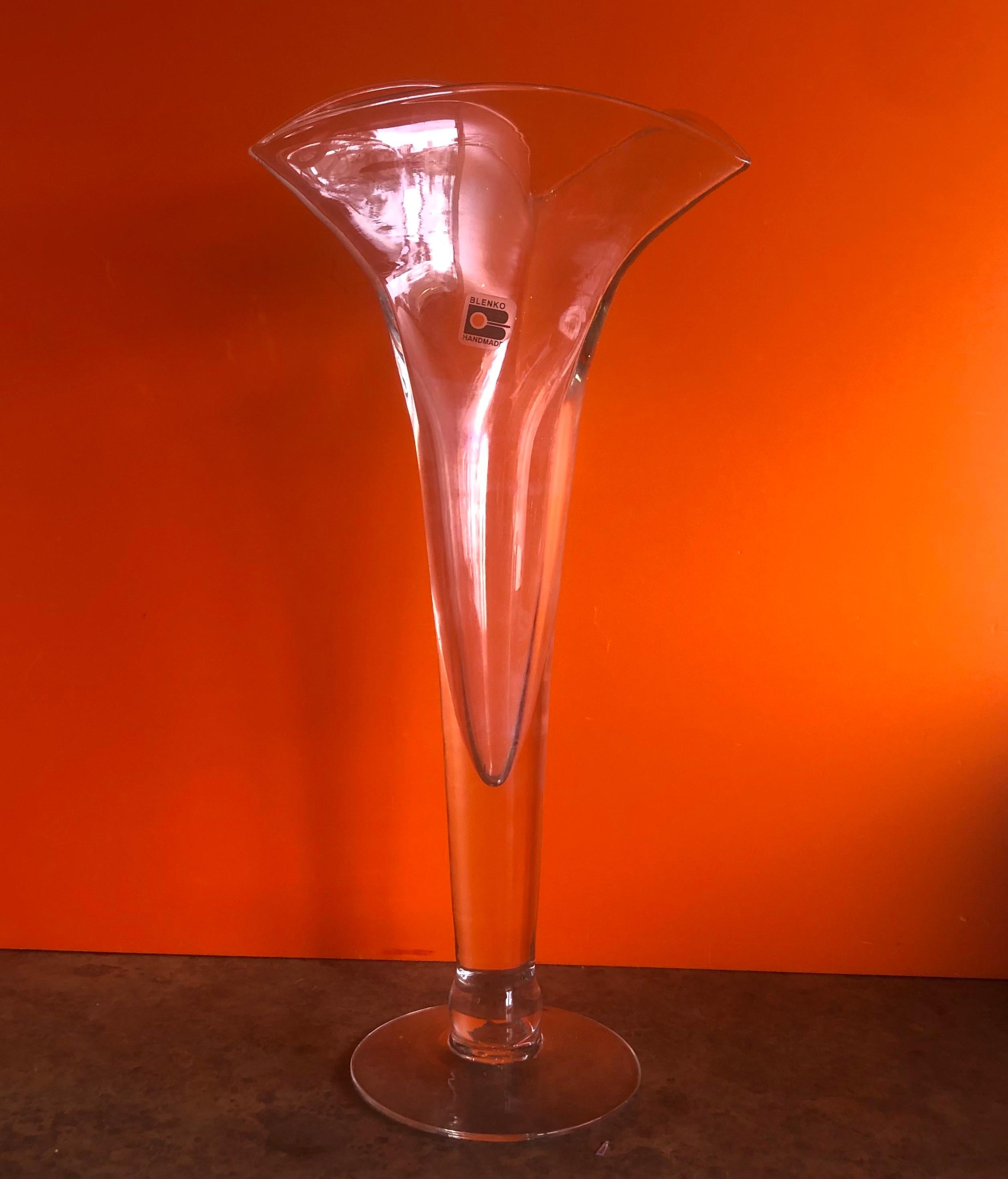 Jarrón trompeta de cristal transparente de mediados de siglo by Blenko en Bueno estado para la venta en San Diego, CA