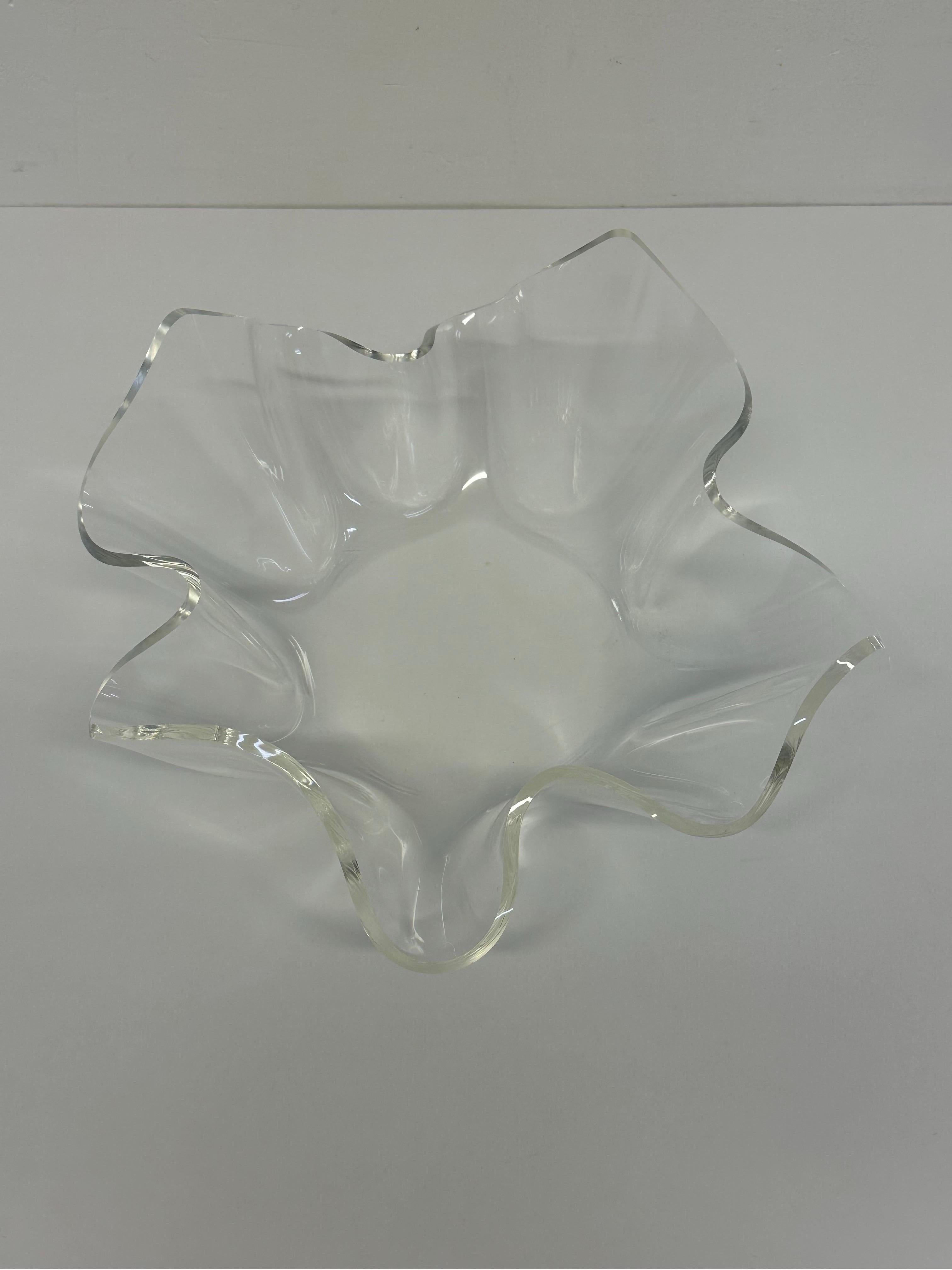Cuenco drapeado con pañuelo de Lucite transparente de mediados de siglo en venta 2