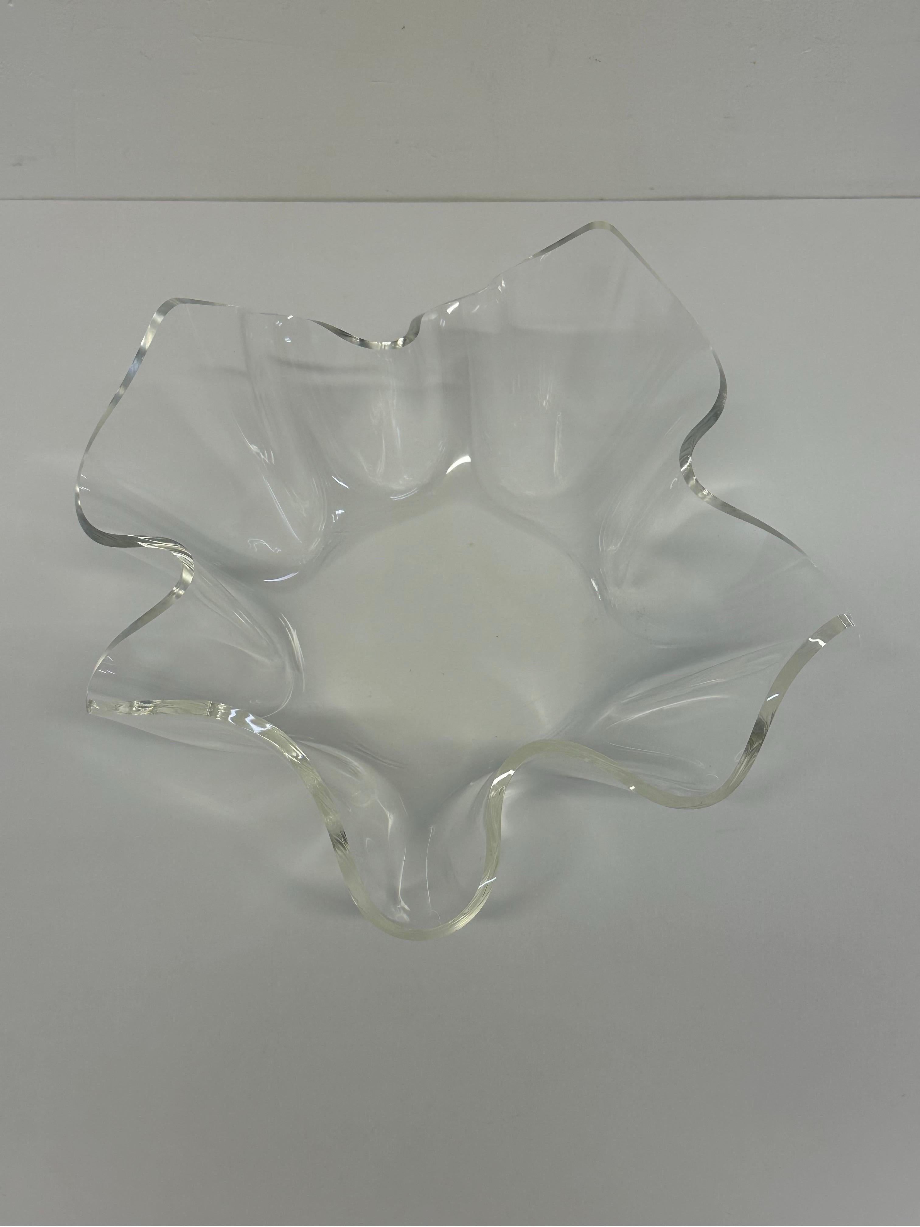 Mid-Century Klar Lucite Taschentuch Drapierte Schale im Angebot 2