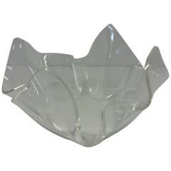 Ciotola a forma di fazzoletto in lucite trasparente di metà secolo