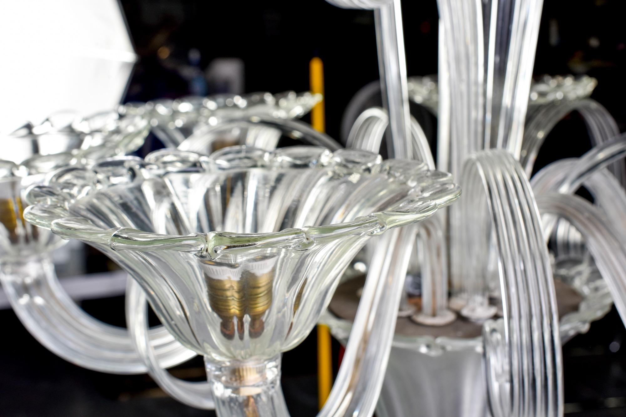 Lustre à six lumières en verre de Murano clair du milieu du siècle en vente 5