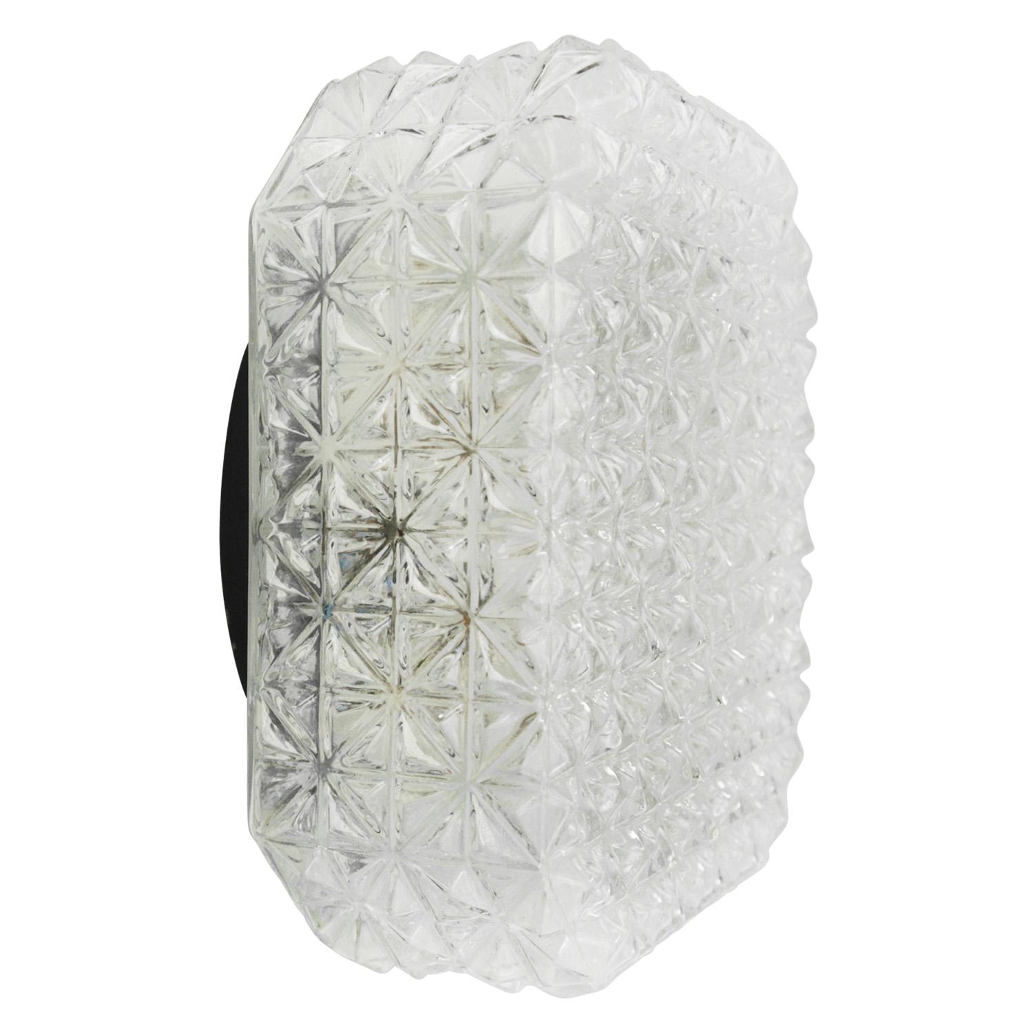 Lampada da parete o da soffitto del Mid-Century.
Base in metallo con vetro bianco trasparente.

1960-1970

Peso: 1,84 kg / 4,1 lb

Prezzo per singolo articolo. Tutte le lampade sono state rese idonee dagli standard internazionali per le lampadine a