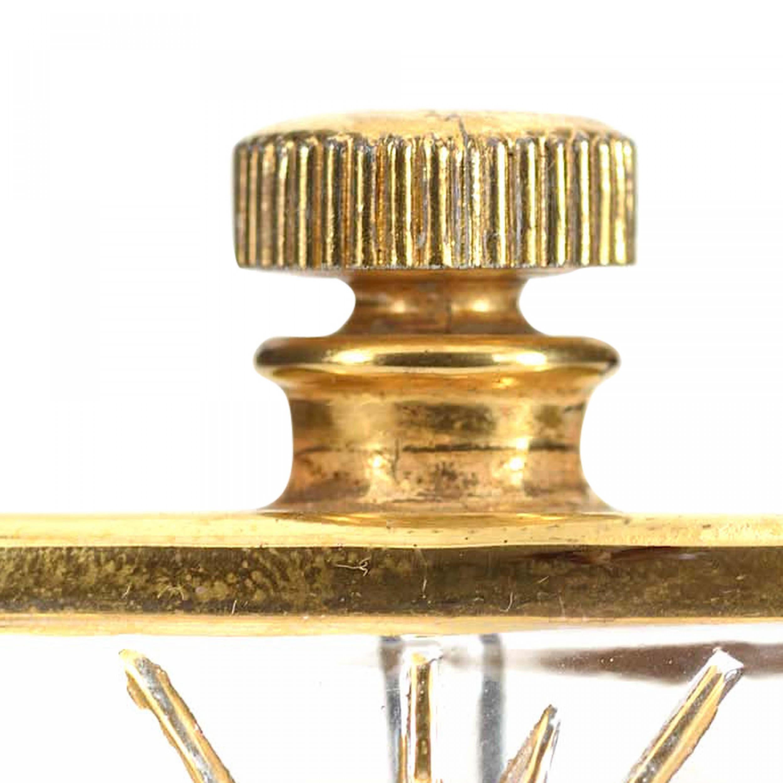 Rechteckiger Parfümflakon aus Klarglas aus der Mitte des Jahrhunderts, oben und unten vergoldet, mit einem vergoldeten, erhabenen Zifferblatt auf der Vorderseite und einem vergoldeten Verschluss (möglicherweise von Five Past Midnight)