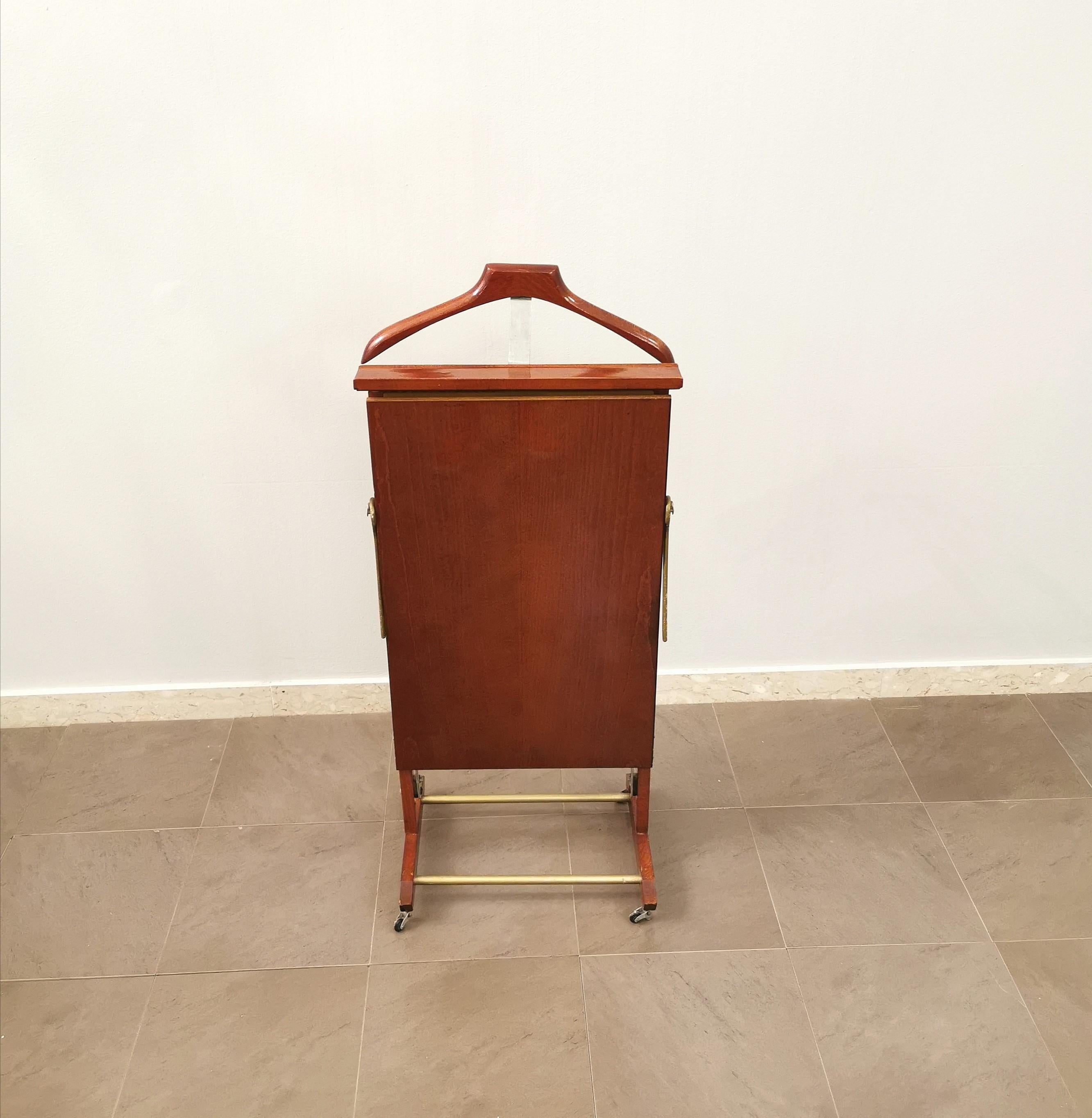 Valet stand / clothes rack produced in Italy by the Reguitti Brothers in the 1950s. The valet stand is in mahogany wood with a particular 