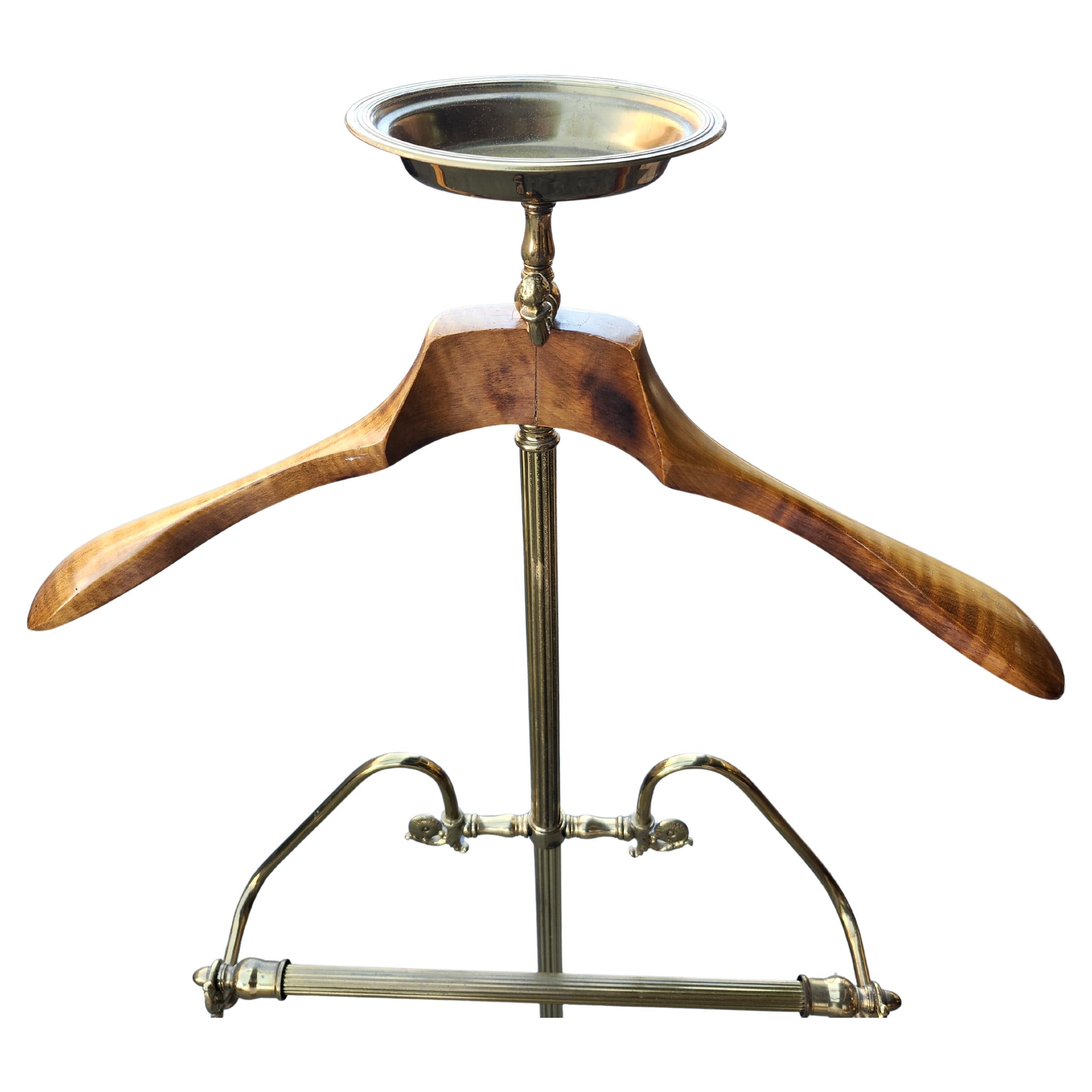 Fantastic valet with all the necessary accroutrements to outfit and keep tidy your daily wardrobe. Mostly brass but a nice blend with a curly maple clothes hanger.
In very good vintage condition with minor oxidation to the base. See pics.