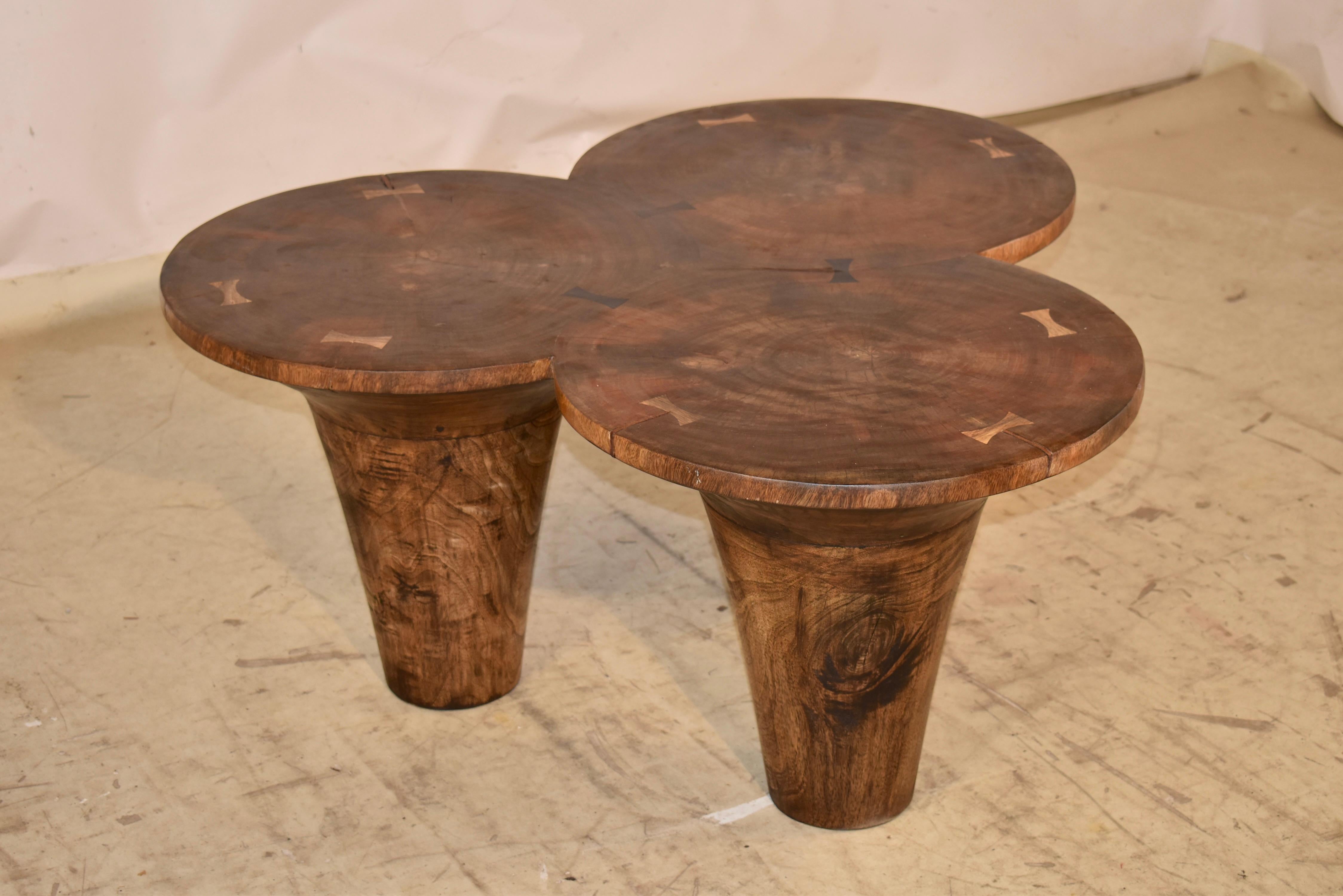 Mid-Century Clover Shaped Coffee Table In Good Condition For Sale In High Point, NC