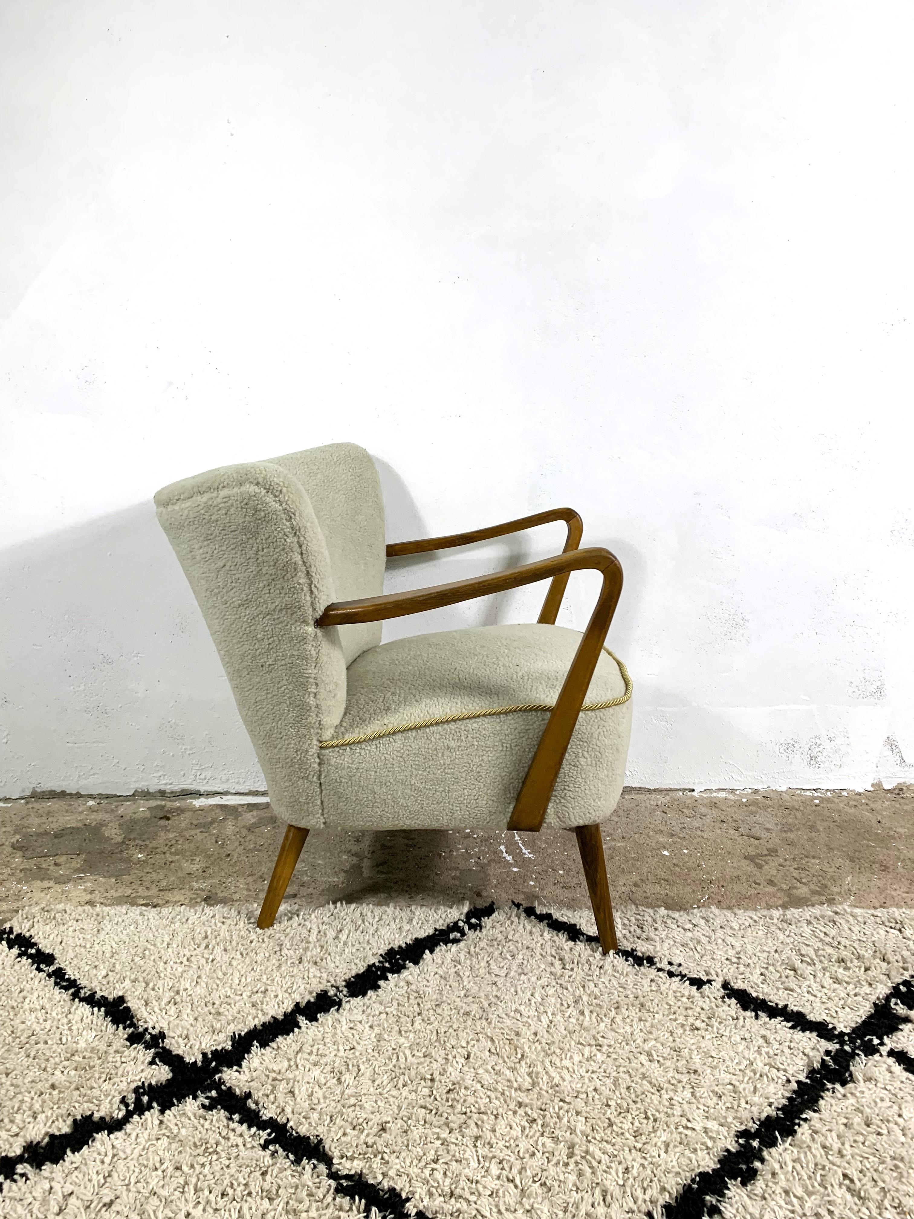 Mid Century Club Chair Boucle In Good Condition For Sale In Bunnik, NL