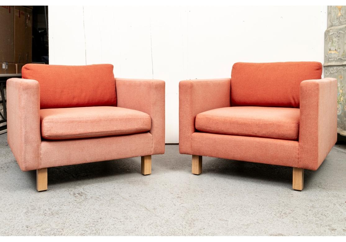 Per il restauro e con la necessità di rivestire una coppia di sedie Club del Mid Century in stile cubista con grande forma e comfort. La coppia poggia su piedi quadrati in legno chiaro.
 
Condit: Sebbene la coppia possa essere utilizzata così com'è,