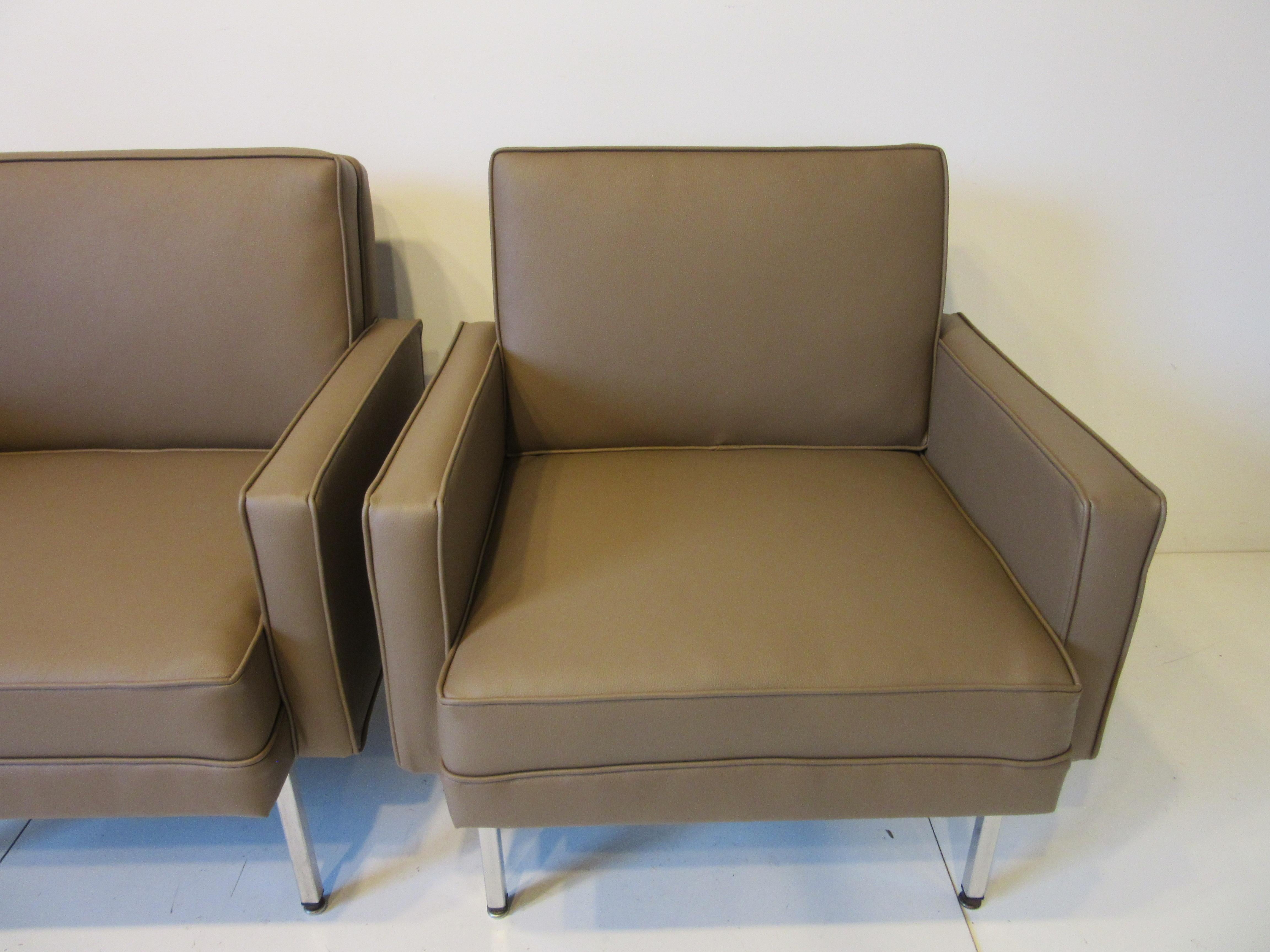 Mid Century Club Lounge Chairs in the Style of Knoll / Steelcase 3
