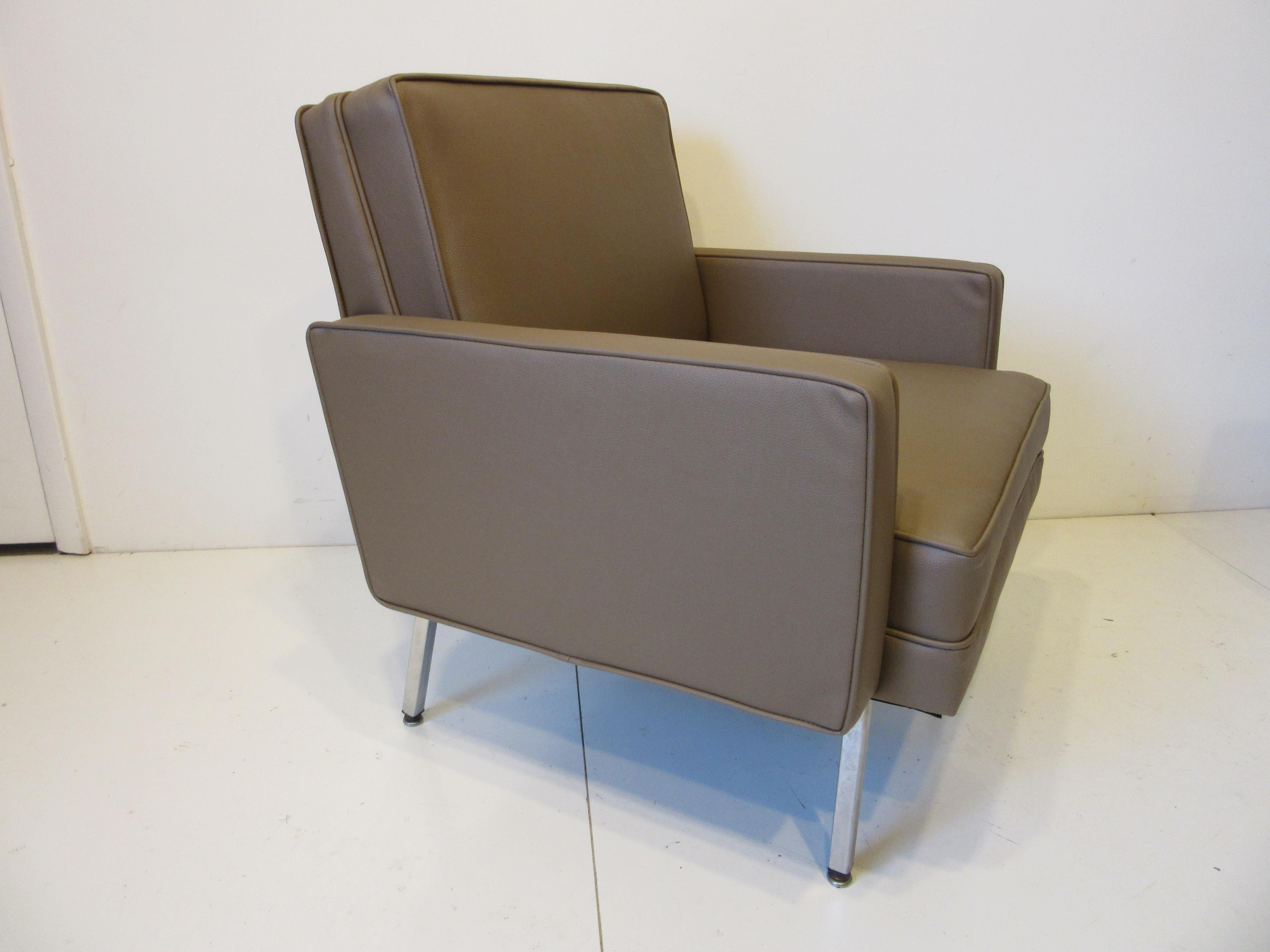 Mid-Century Modern Mid Century Club Lounge Chairs in the Style of Knoll / Steelcase