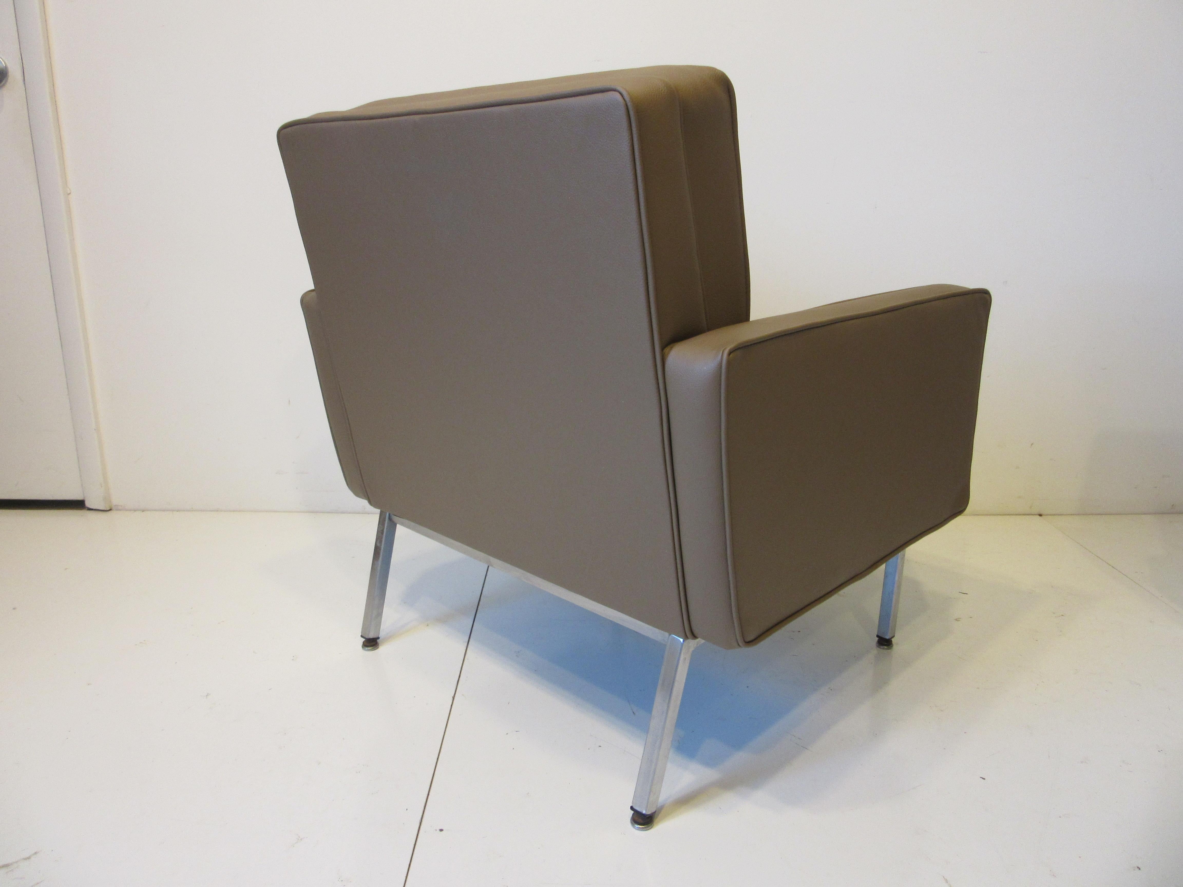 Mid Century Club Lounge Chairs in the Style of Knoll / Steelcase In Good Condition In Cincinnati, OH