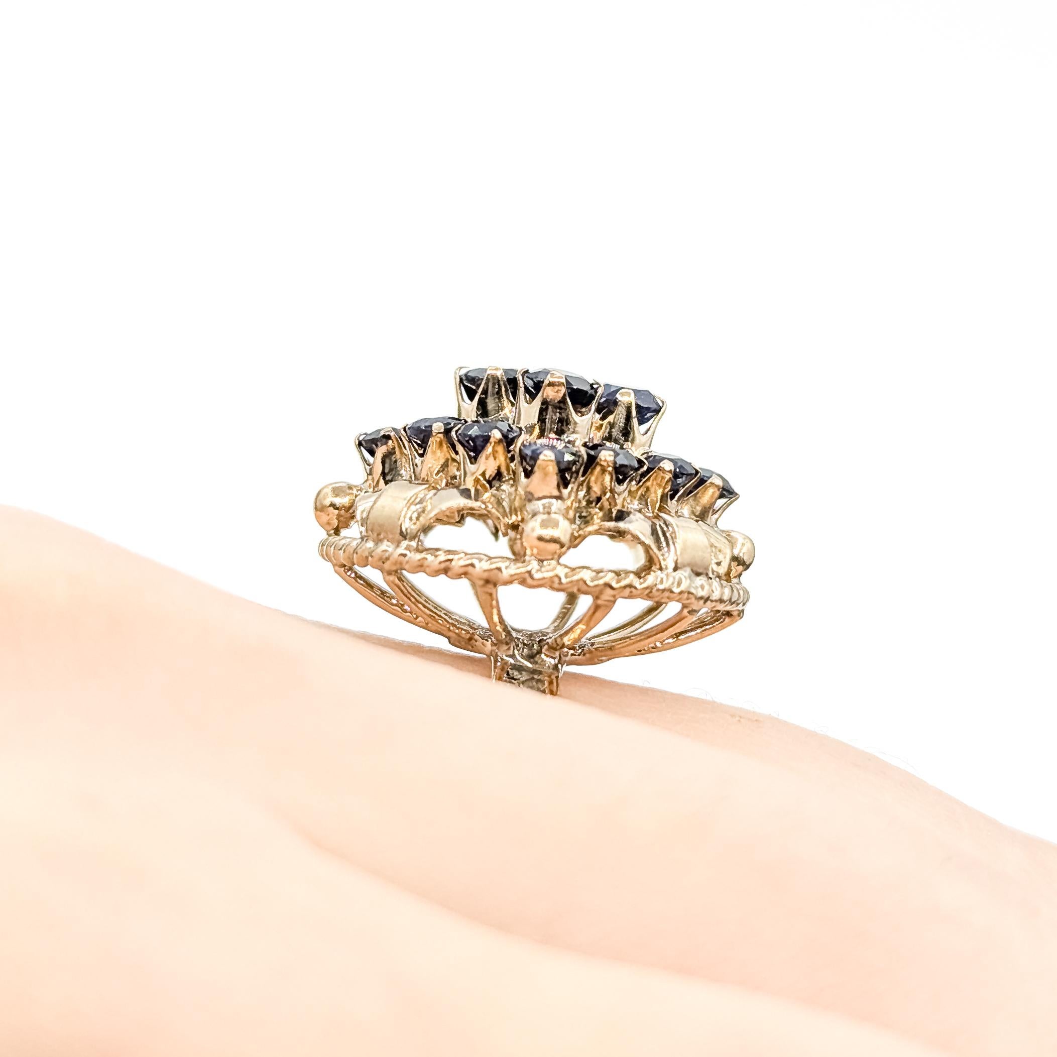 Mid-Century Cluster Ribbon Sapphire Ring in 18k Gelbgold (Rundschliff) im Angebot