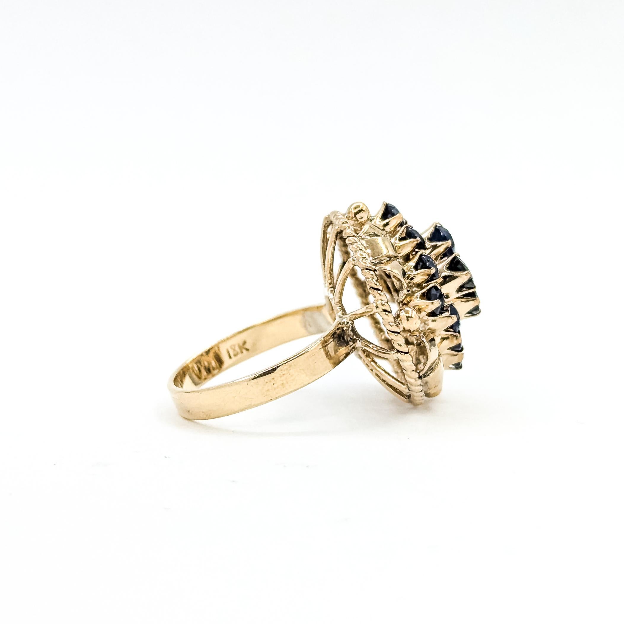 Mid-Century Cluster Ribbon Sapphire Ring in 18k Gelbgold im Angebot 1