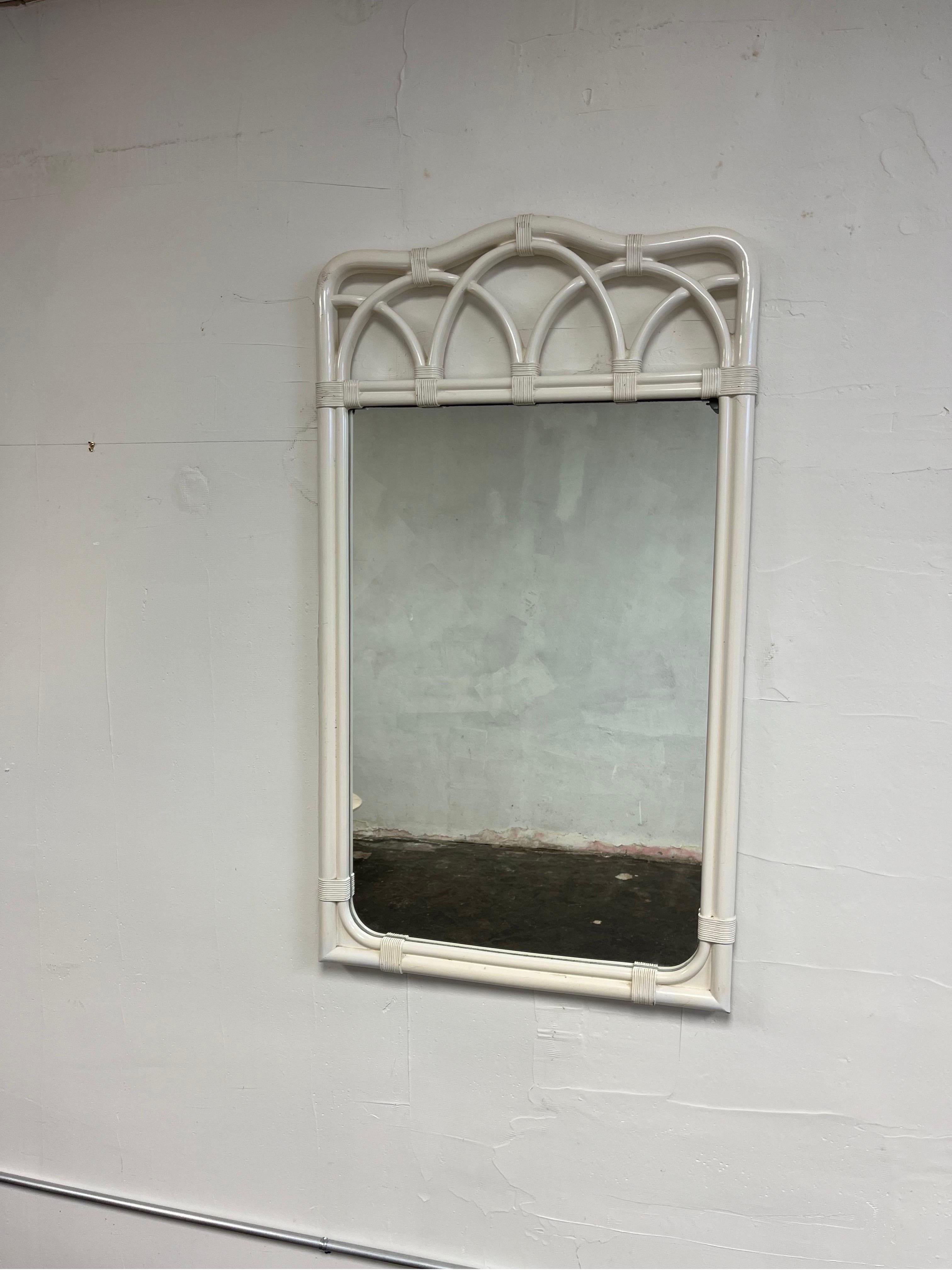 Un classico stile costiero in questo specchio in finto bambù. Piano ad arco ben ondulato con angoli a fascia. 
Curbside to NYC/Philly $450