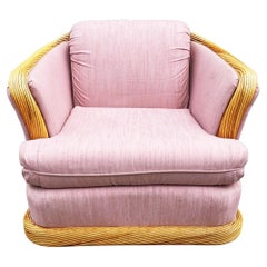 Chaise club ou lounge en rotin de style côtier moderne du milieu du siècle avec tissu rose