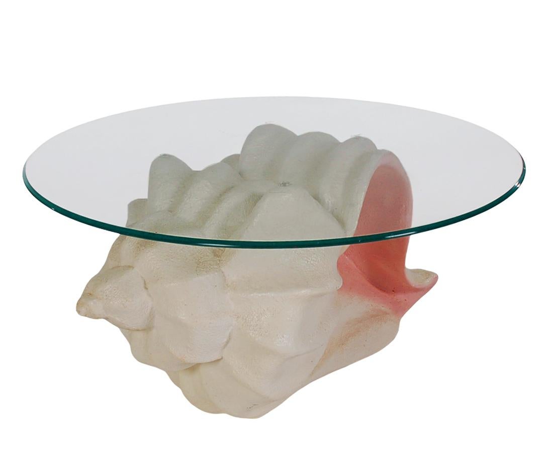 Mid-Century Coastal Modern Muschelförmiger Gips-Beistelltisch in Weiß & Rosa mit Glas (Hollywood Regency) im Angebot