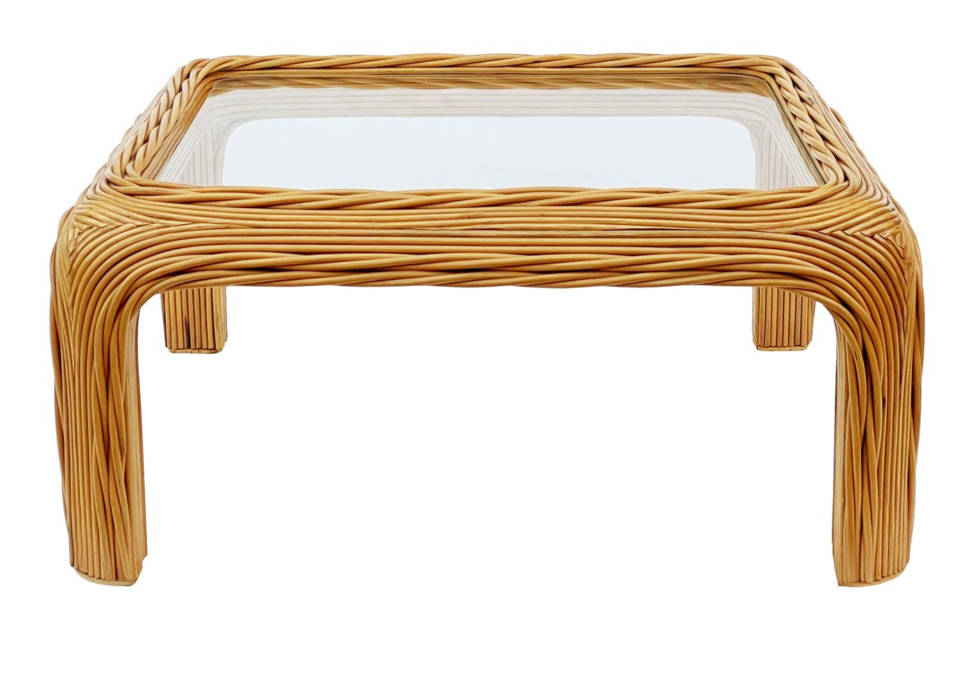 Americano Tavolino quadrato in rattan intrecciato e vetro del Midcentury Coastal o Boho Modern in vendita