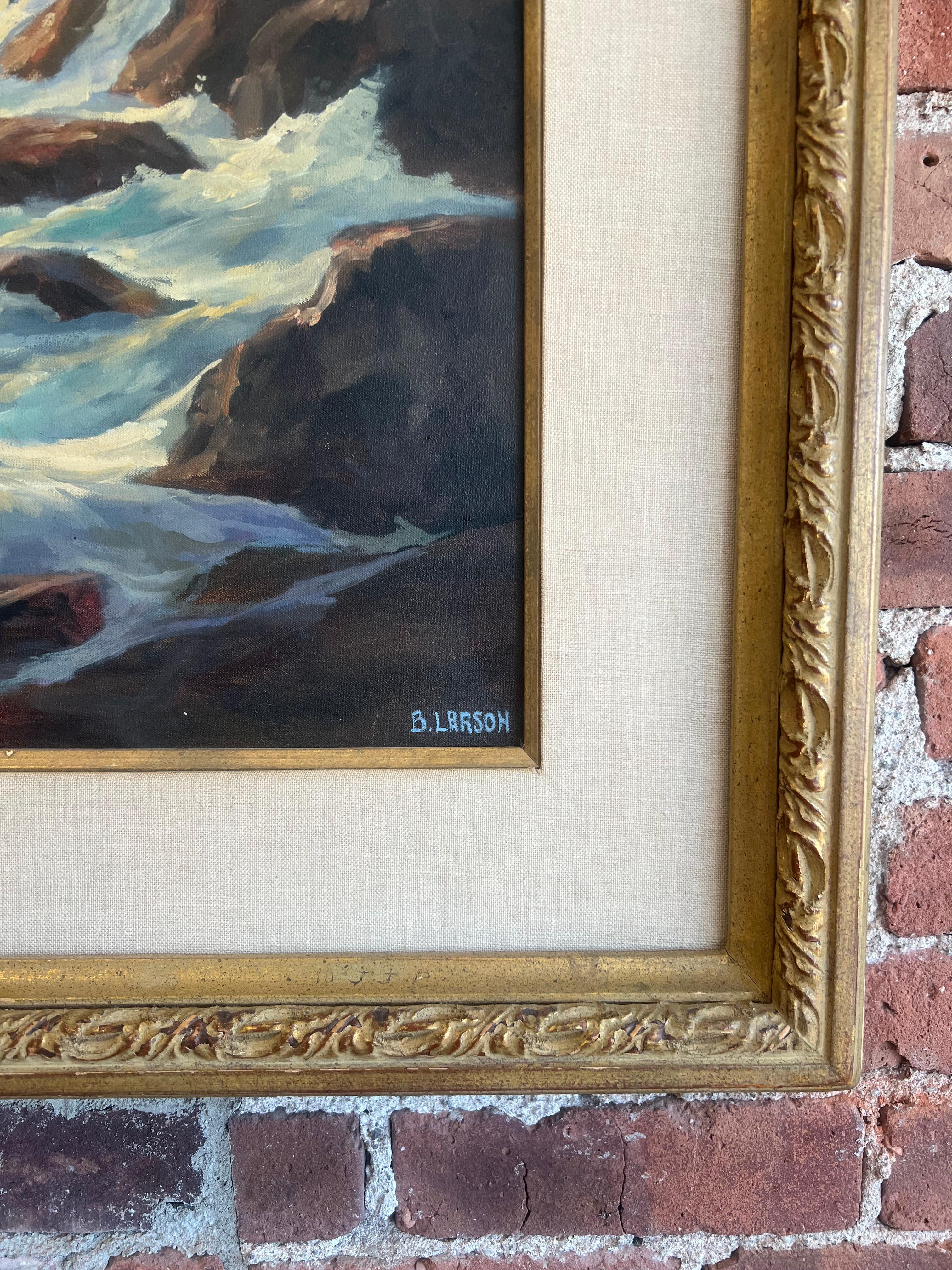 Ein auffallendes Original-Ölgemälde, das eine dramatische Küstenszene darstellt, signiert vom Künstler D. Larson in der unteren rechten Ecke. Die Komposition zeigt mächtige Wellen, die unter einem wolkenverhangenen Spätsommerhimmel gegen zerklüftete