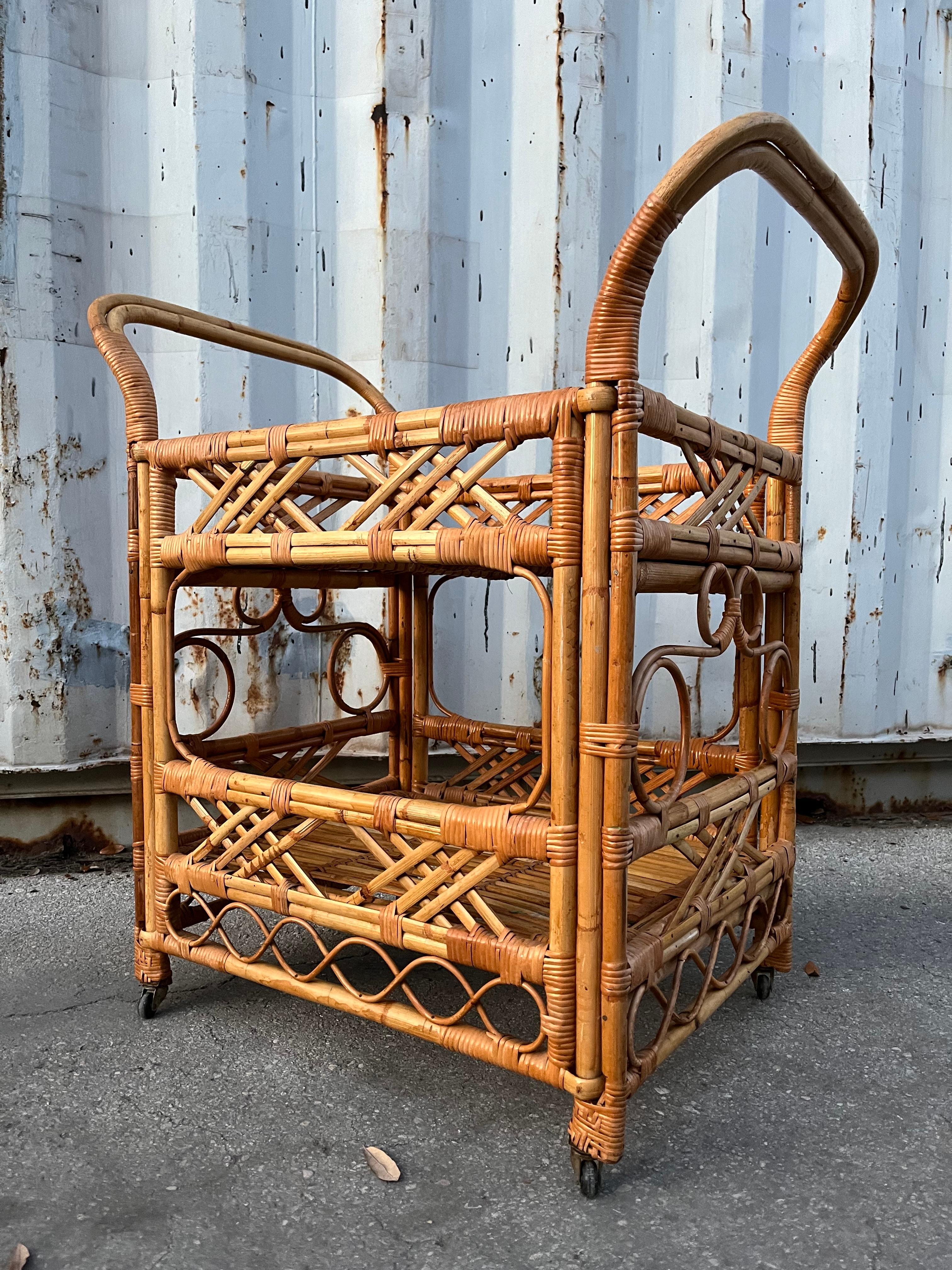 Mid Century Coastal Style Rattan Dry Bar/ Serving Cart. Circa 1970s In Good Condition For Sale In Miami, FL