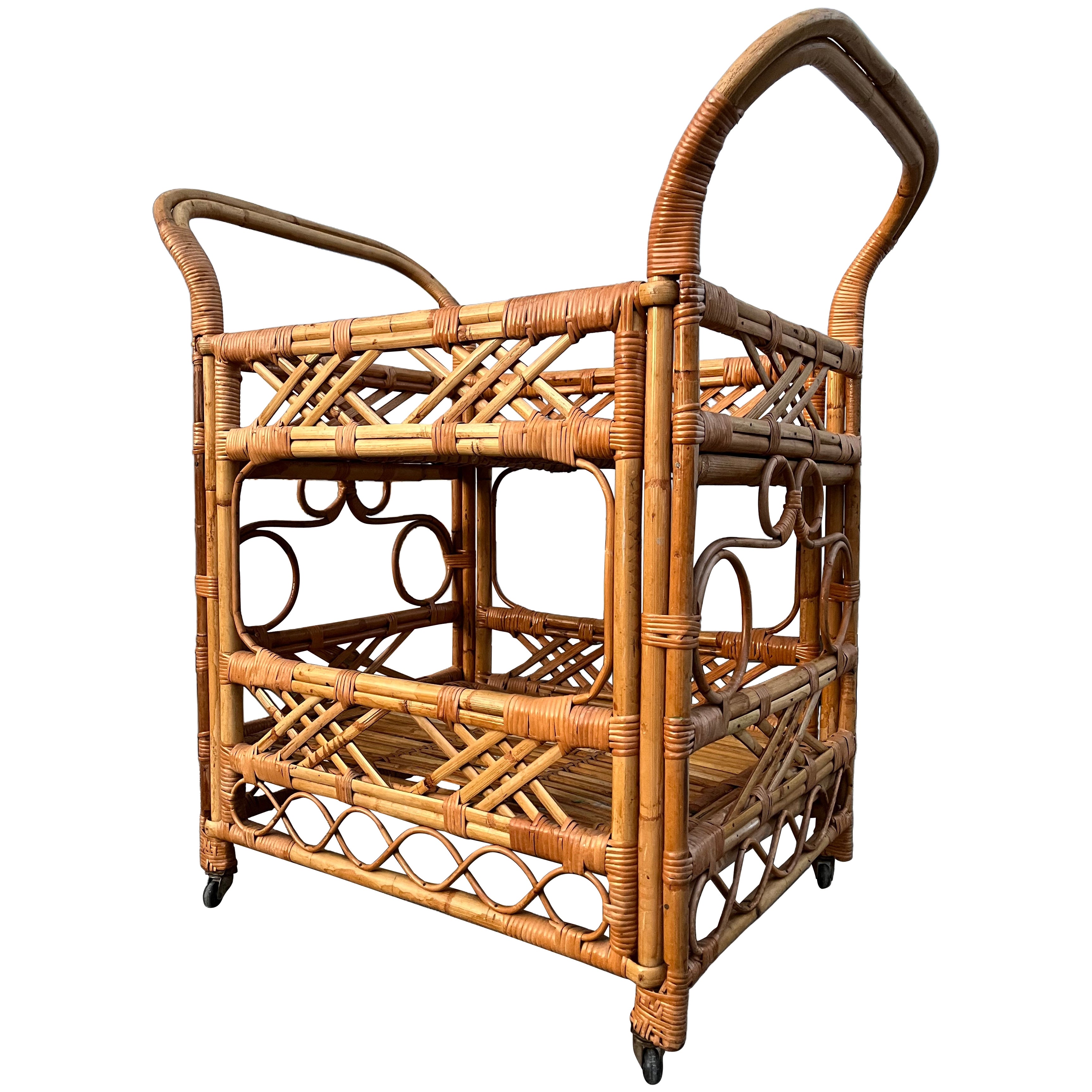 Carrello da bar/servizio in stile costiero di metà secolo in rattan. Circa anni '70