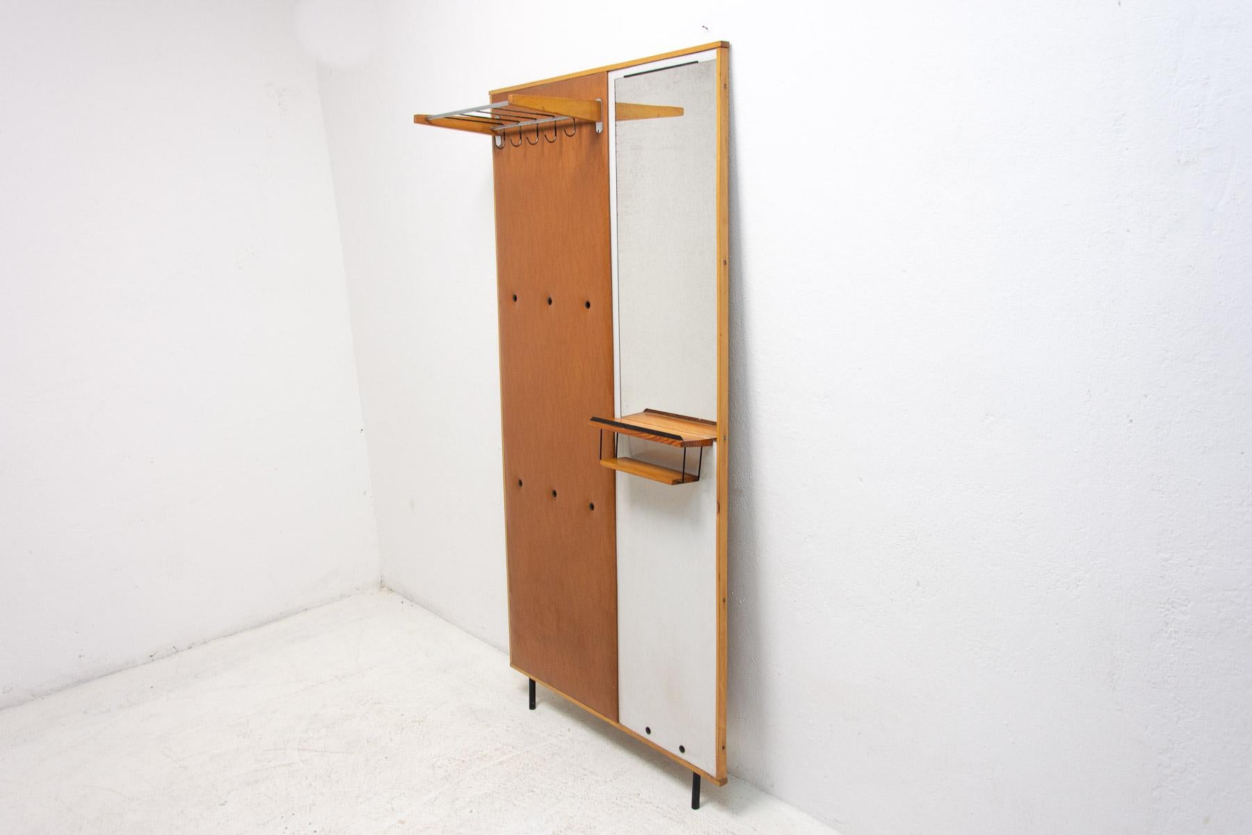 Mid-century Coat Rack by Drevokov, Czechoslovakia, 1960´s In Good Condition For Sale In Prague 8, CZ