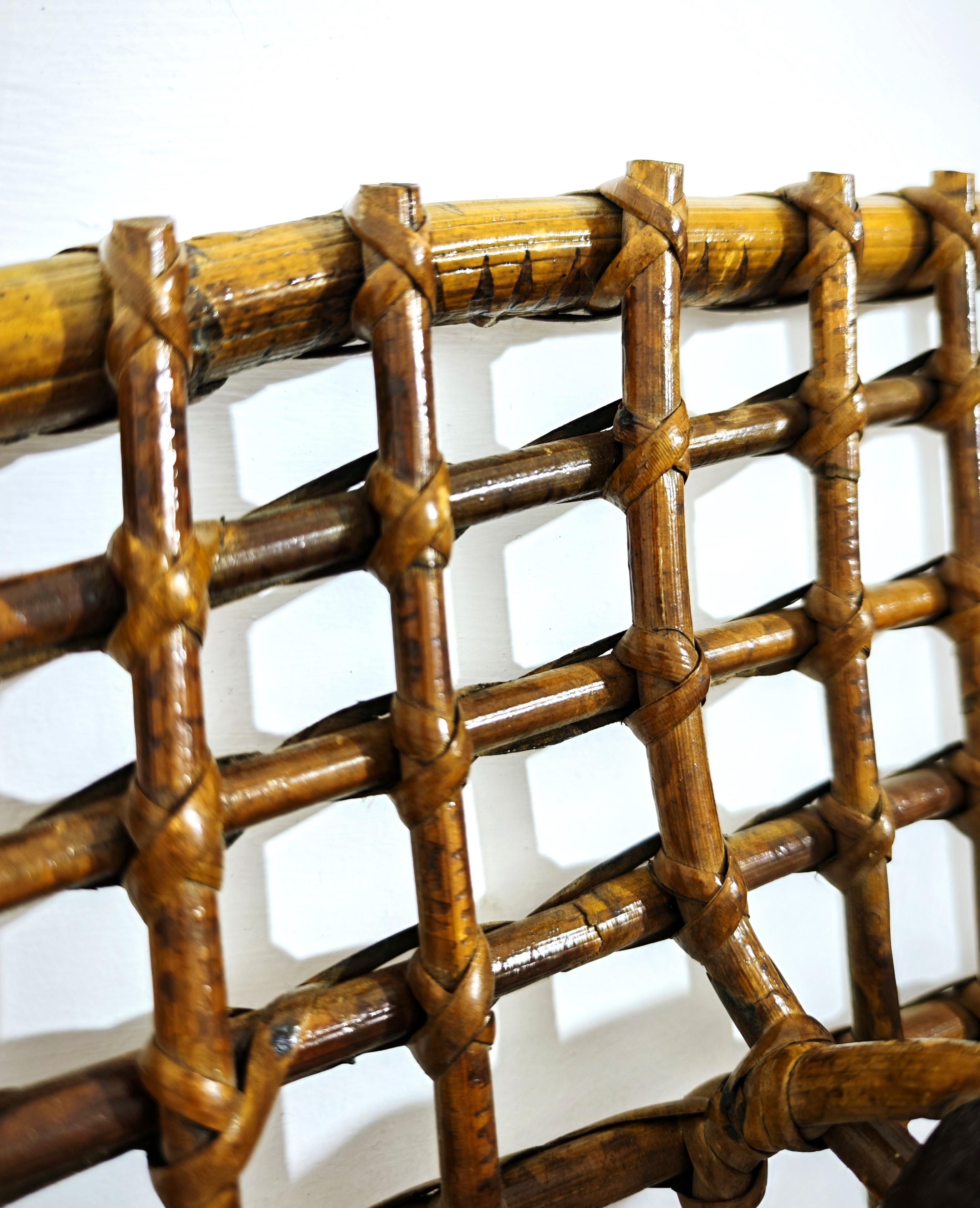 Appendiabiti in rattan e canna indiana. Corpo ovale con tre appendici in legno tornito. Prodotto da Olaf von Bohr, Bonacina Italia, 1950.
Questo bellissimo appendiabiti da parete presenta una trama intrecciata con graziose cuciture.
L'appendiabiti