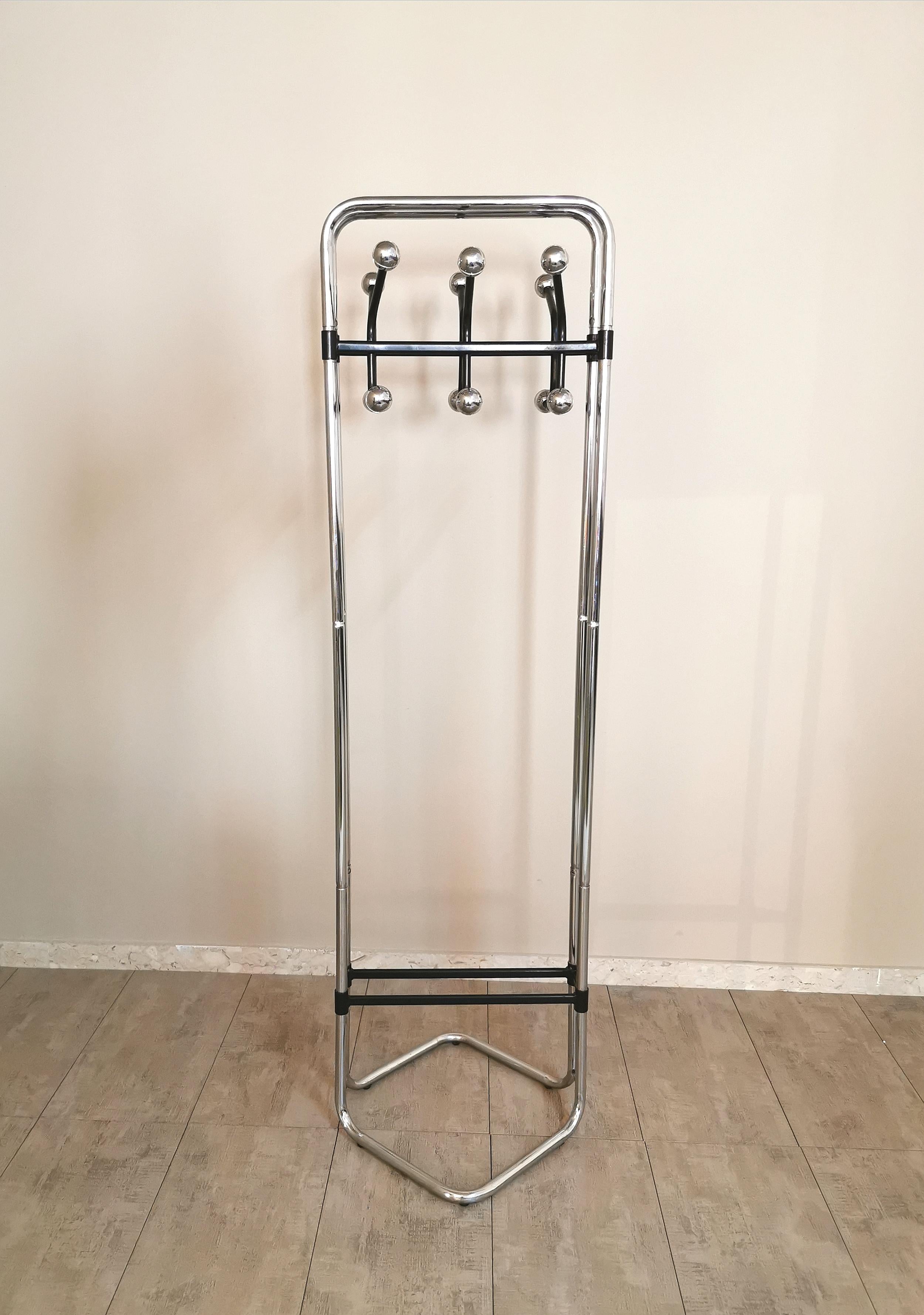 unusual and elegant multifunctional tubular hall hanger in chromed and enamelled metal with 12 knobs, 6 on each side. Italian production of the 70s.