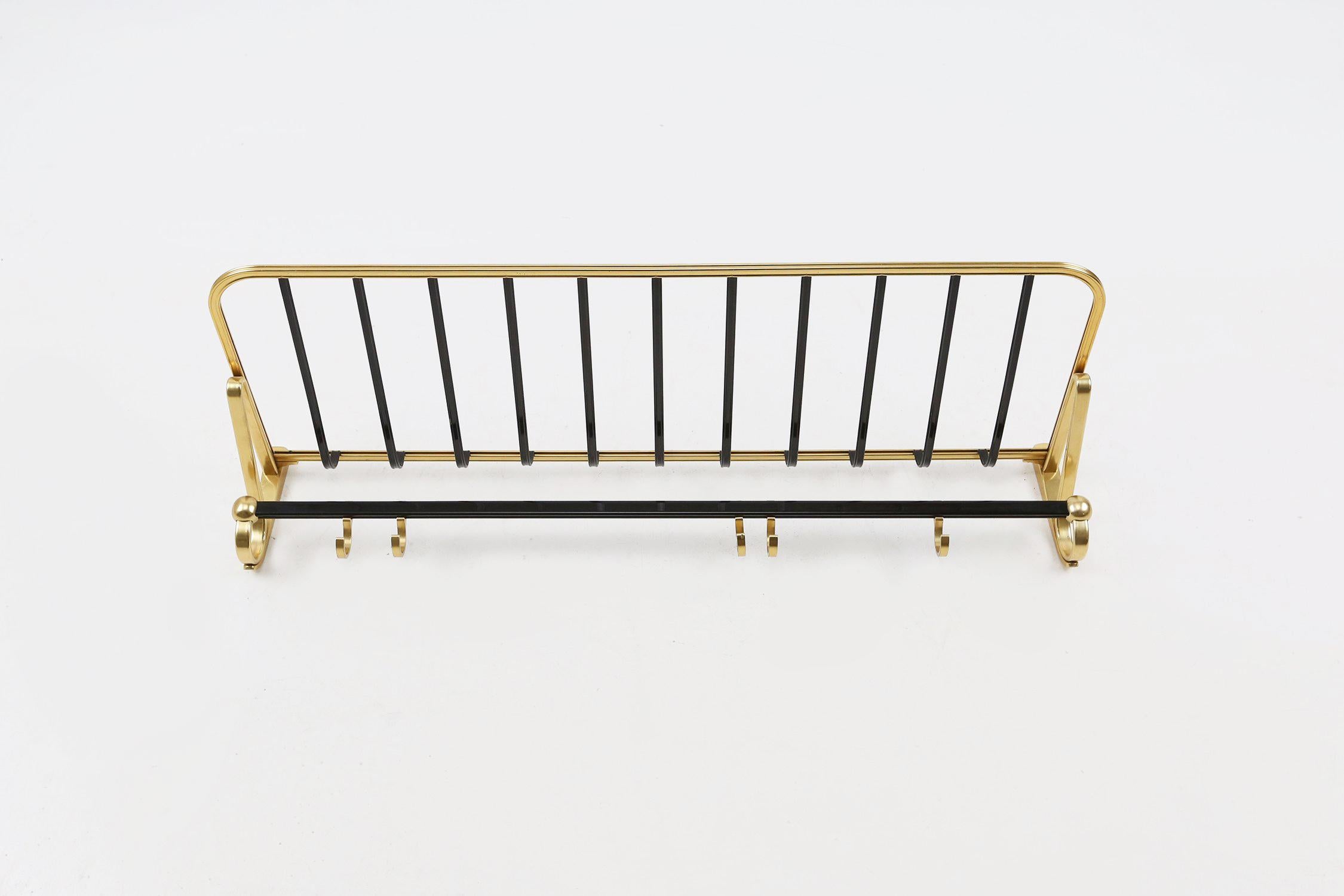 Belgio / 1960 / Appendiabiti / alluminio / Vintage / Mid-century / Hollywood Regency

Appendiabiti da parete di metà secolo in alluminio dorato e annerito dal design elegante e leggero. Questa rastrelliera è dotata di 5 ganci regolabili da sinistra